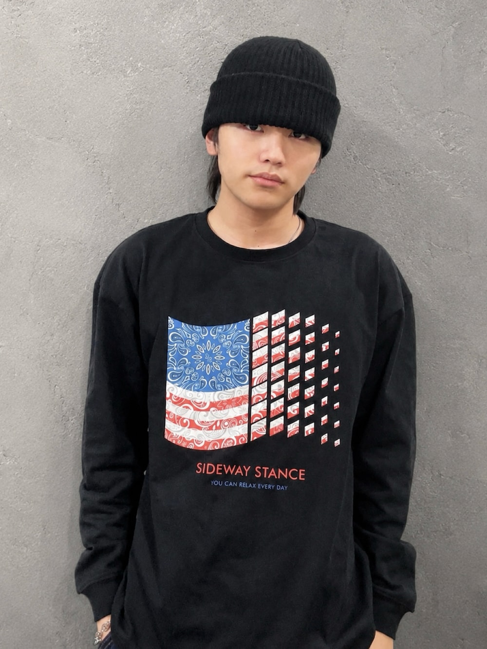 その他のカーゴパンツ、ブラック系のTシャツ/カットソー、ブラウン系のブーツを着用したメンズの春コーディネートの3枚目の写真