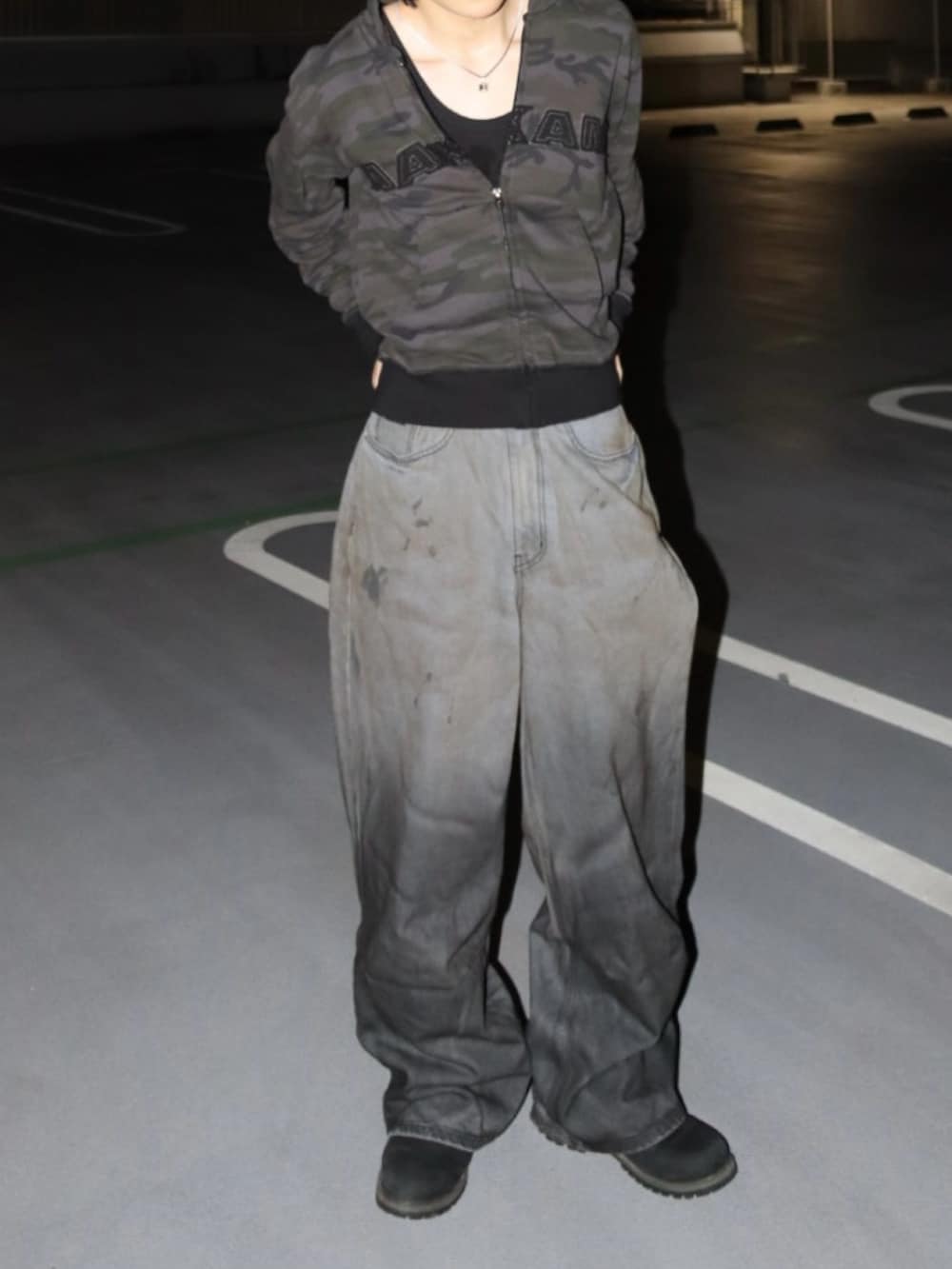 ブラック系のパーカー、その他のデニムパンツ、ブラック系のブーツを着用したメンズの秋コーディネートの3枚目の写真