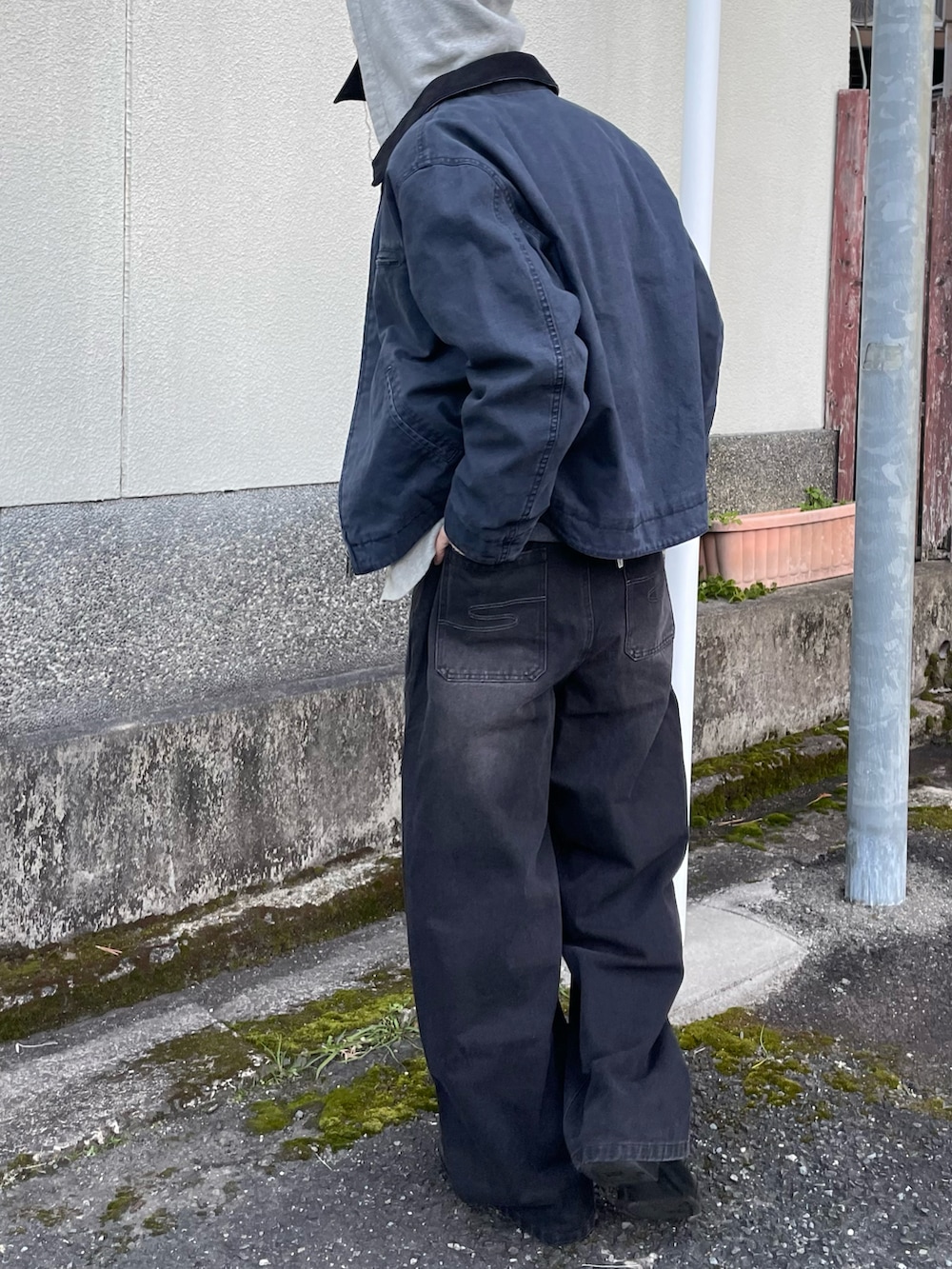 グレー系のスウェット、ブラック系のローファー、その他のその他アウターを着用したメンズの冬コーディネートの3枚目の写真