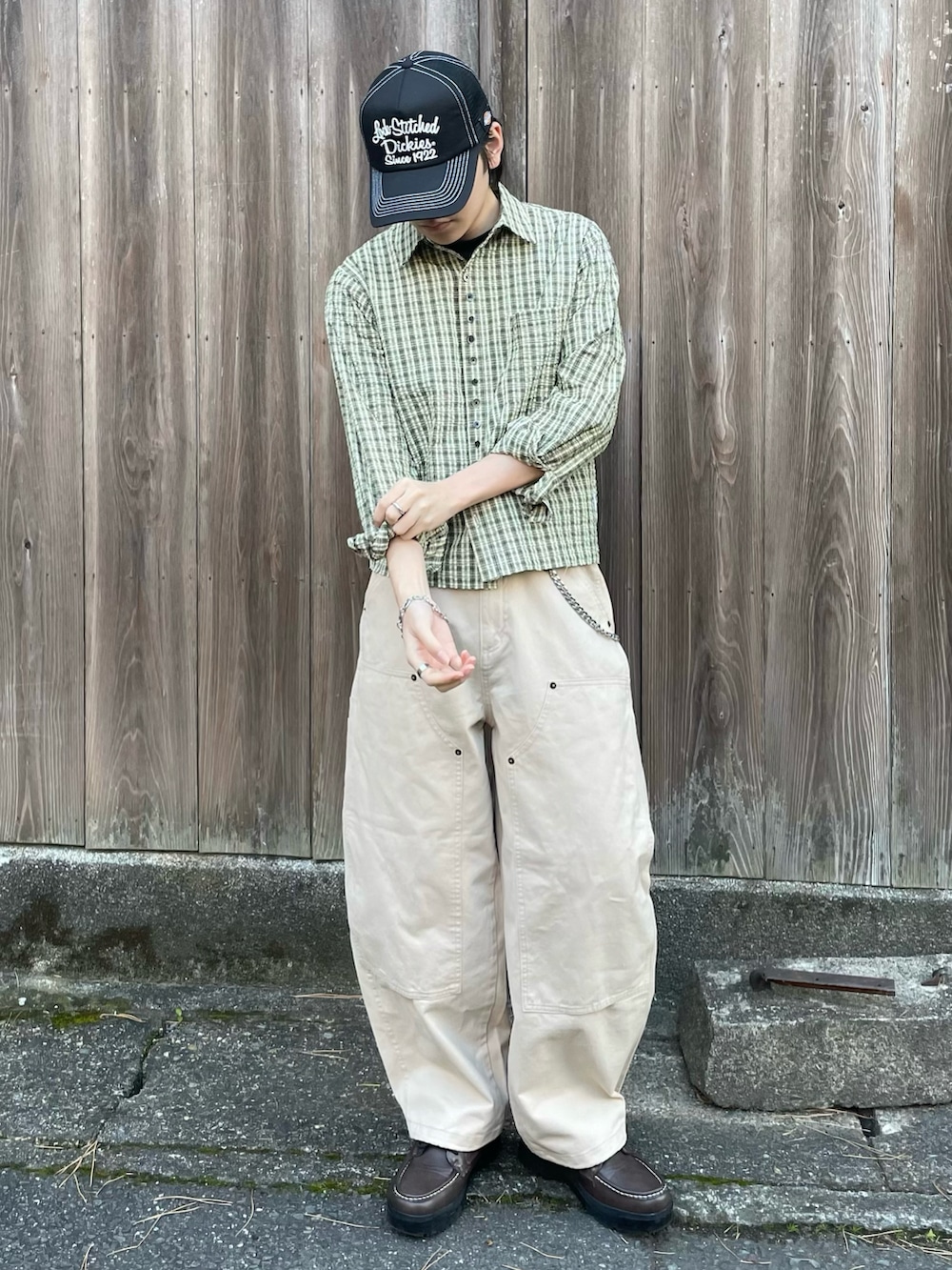 グリーン系のシャツ/ブラウス、ベージュ系のその他パンツ、ブラウン系のブーツを着用したメンズの春コーディネートの2枚目の写真