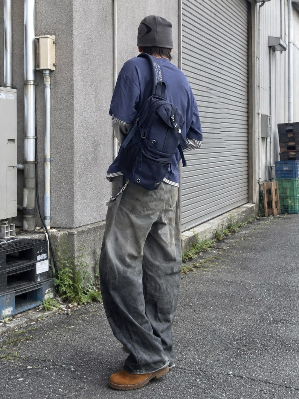 ブルー系のTシャツ/カットソー、その他のデニムパンツ、ブルー系のショルダーバッグを着用したメンズの秋コーディネートの2枚目の写真