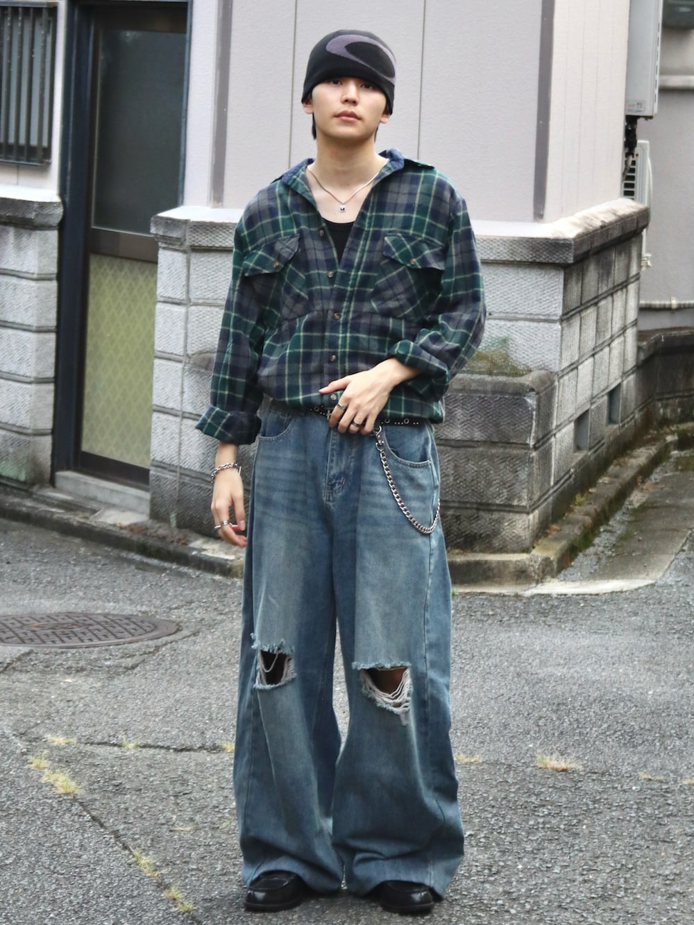 ブルー系のデニムパンツ、ブラック系のローファー、グリーン系のシャツ/ブラウスを着用したメンズの秋コーディネートの2枚目の写真