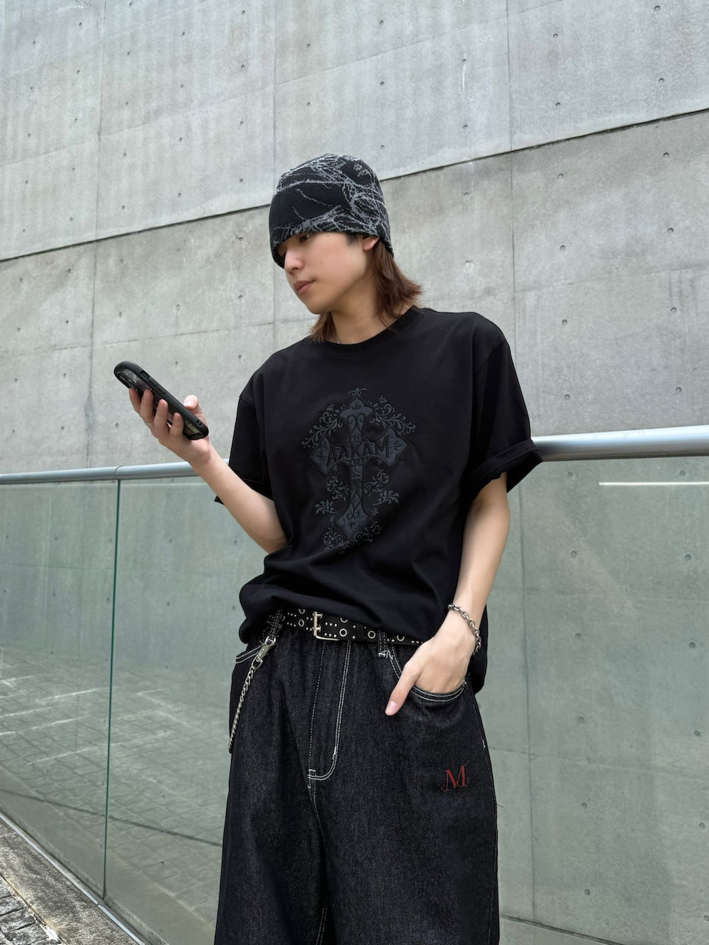 ブラウン系のブーツ、ブラック系のTシャツ/カットソー、ブラック系のデニムパンツを着用したメンズの夏コーディネートの2枚目の写真