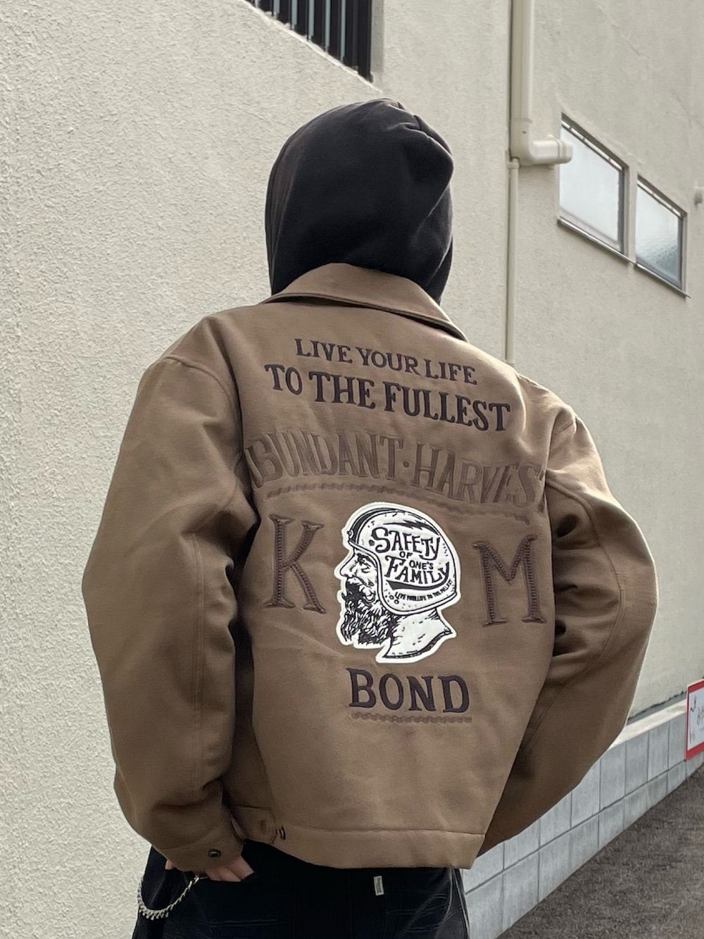 ブラック系のTシャツ/カットソー、イエロー系のブルゾン、ブラック系のローファーを着用したメンズの春コーディネートの4枚目の写真