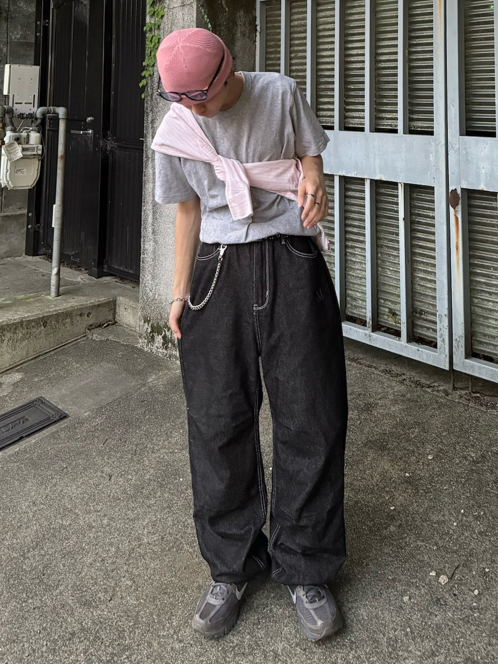 グレー系のスニーカー、グレー系のTシャツ/カットソー、ピンク系のシャツ/ブラウスを着用したメンズの夏コーディネートの2枚目の写真