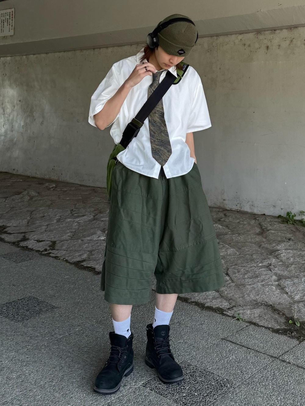 ホワイト系のシャツ/ブラウス、グリーン系のパンツ、グリーン系のネクタイを着用したメンズの夏コーディネートの2枚目の写真