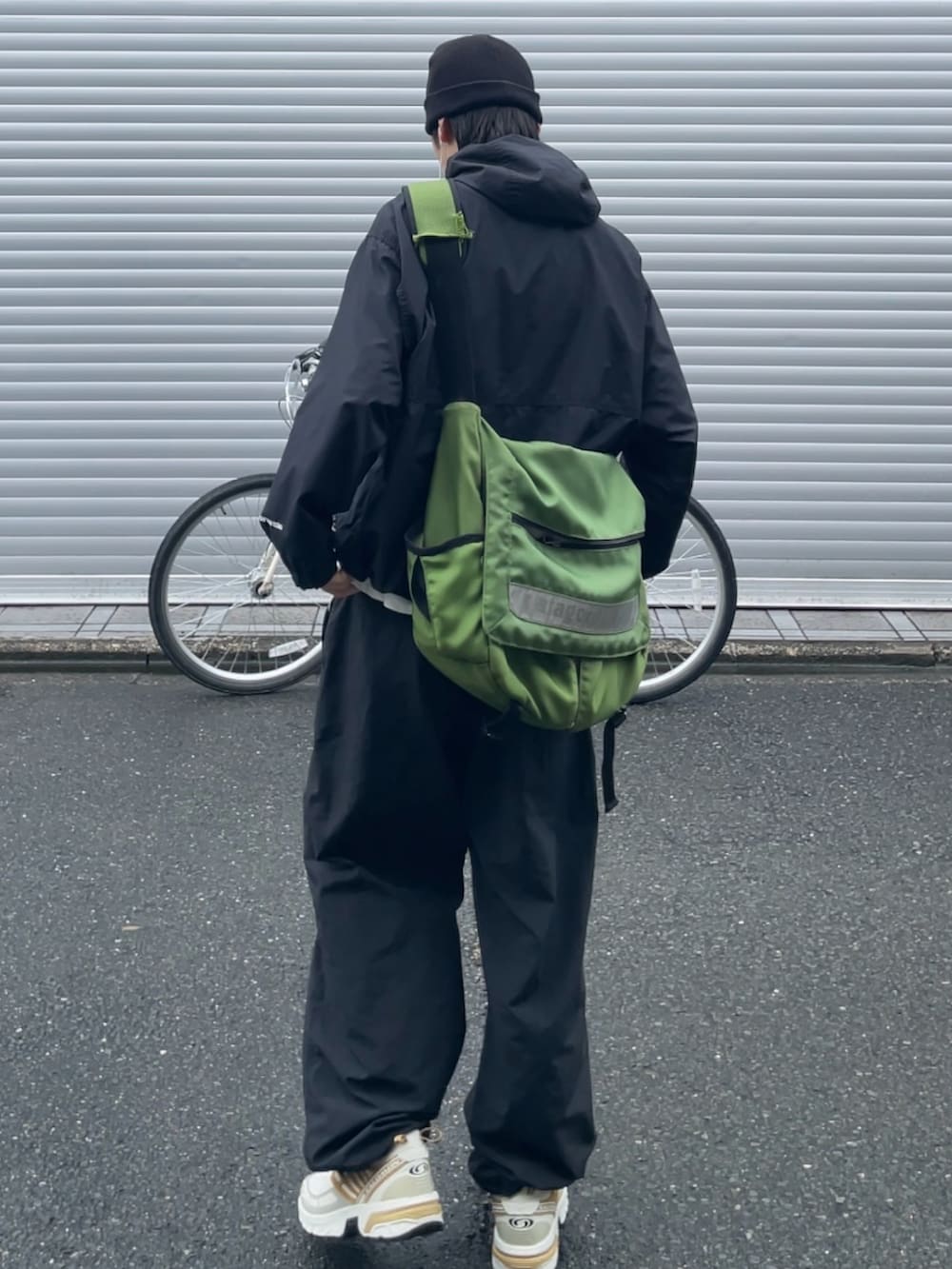 ホワイト系のスニーカー、ブラック系のその他パンツ、ブラック系のマウンテンパーカーを着用したメンズの夏コーディネートの2枚目の写真