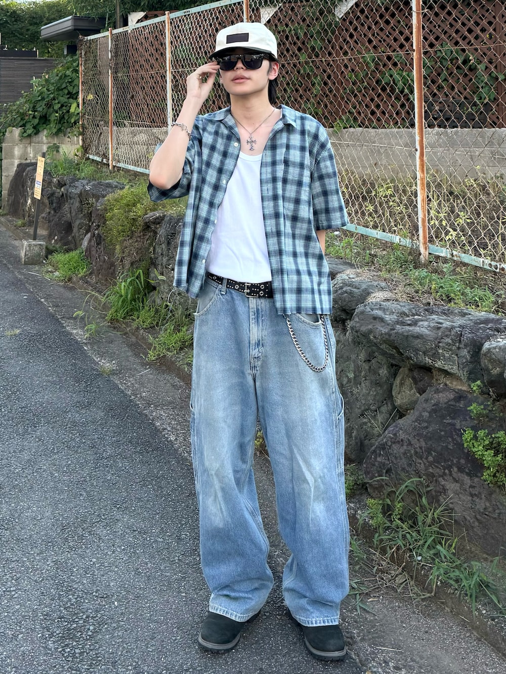 ホワイト系のタンクトップ、ブルー系のシャツ/ブラウス、ブルー系のデニムパンツを着用したメンズの夏コーディネートの2枚目の写真