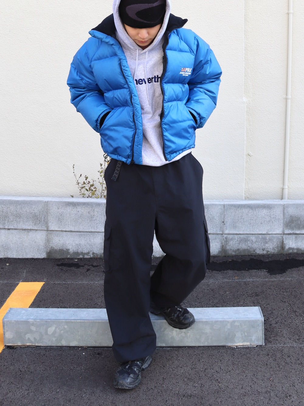 グレー系のパーカー、ブラック系のカーゴパンツ、ブラック系のスニーカーを着用したメンズの冬コーディネートの4枚目の写真