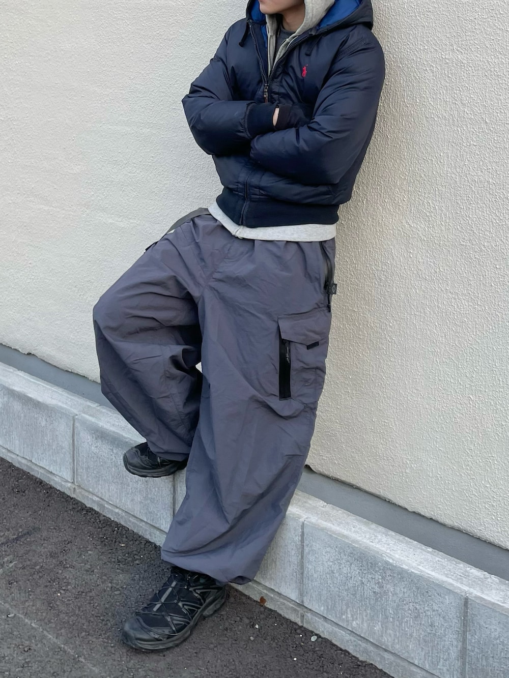 グレー系のパーカー、グレー系のスウェット、グレー系のカーゴパンツを着用したメンズの冬コーディネートの3枚目の写真