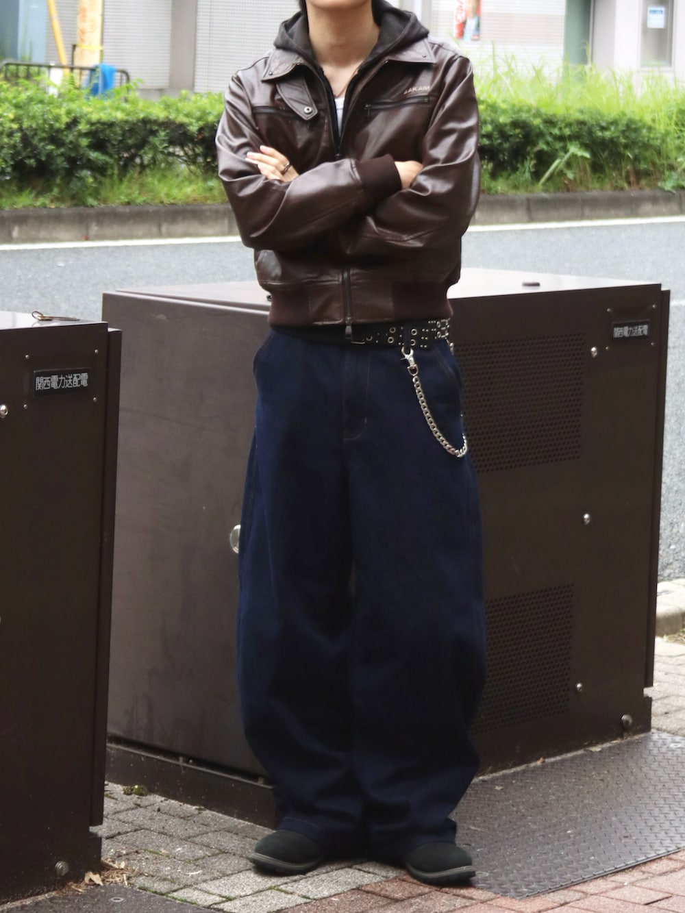 ホワイト系のタンクトップ、ブラック系のブーツ、ブラック系のパーカーを着用したメンズの秋コーディネートの3枚目の写真