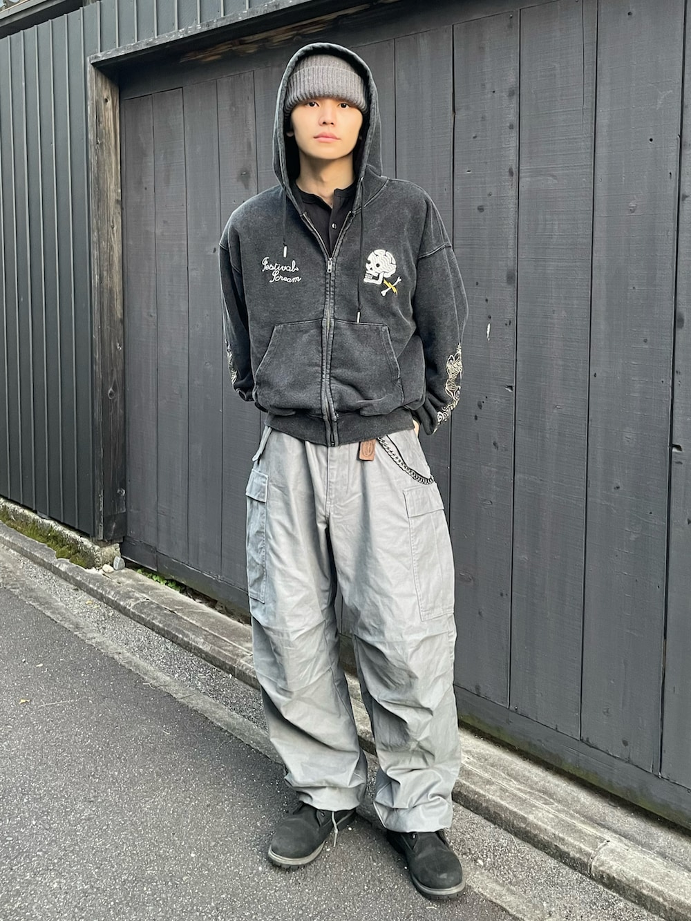 ブラック系のTシャツ/カットソー、ブラック系のブーツ、グレー系のカーゴパンツを着用したメンズの秋コーディネートの3枚目の写真
