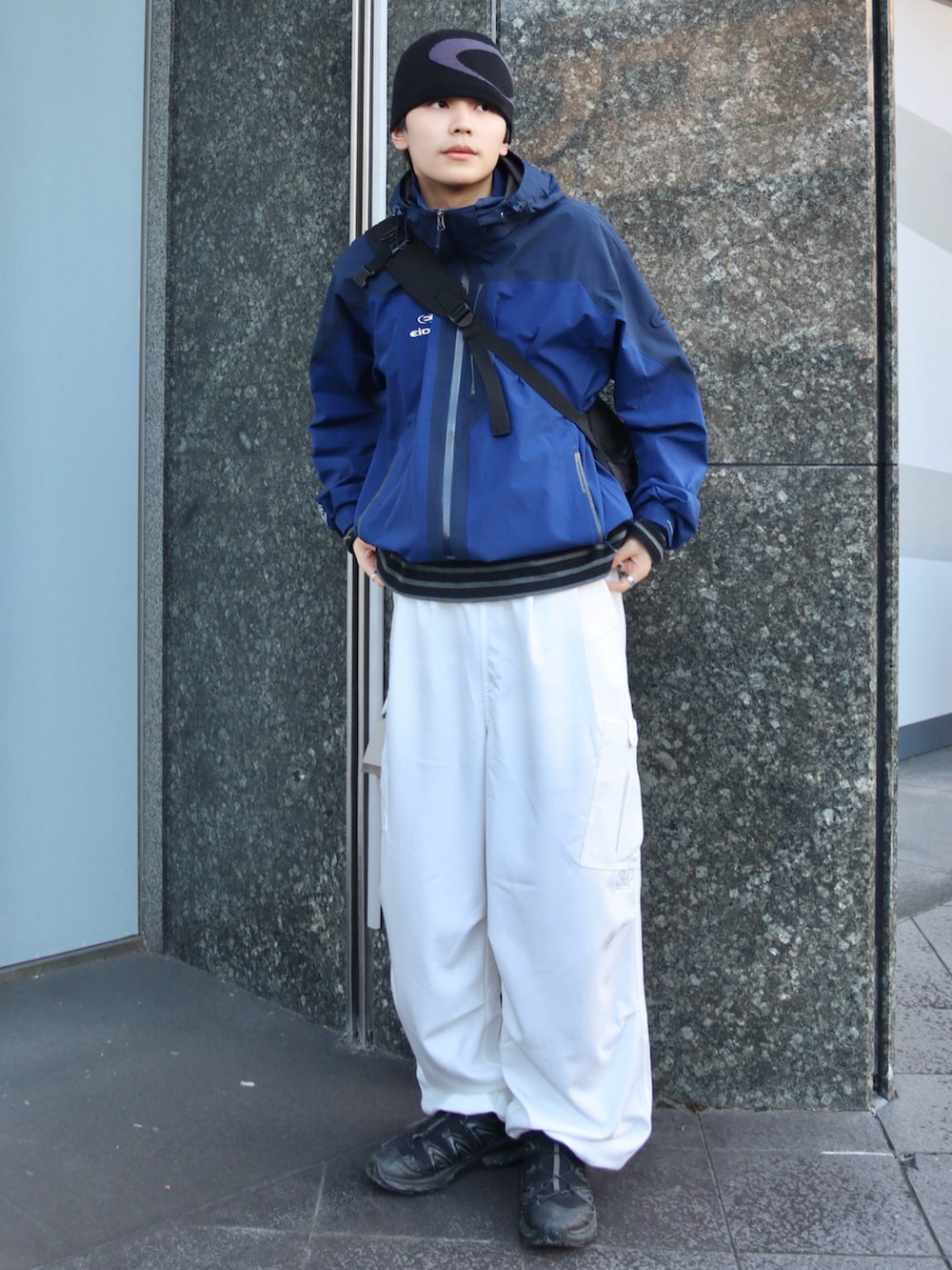 その他のTシャツ/カットソー、ブラック系のスニーカー、ブルー系のマウンテンパーカーを着用したメンズの秋コーディネートの2枚目の写真