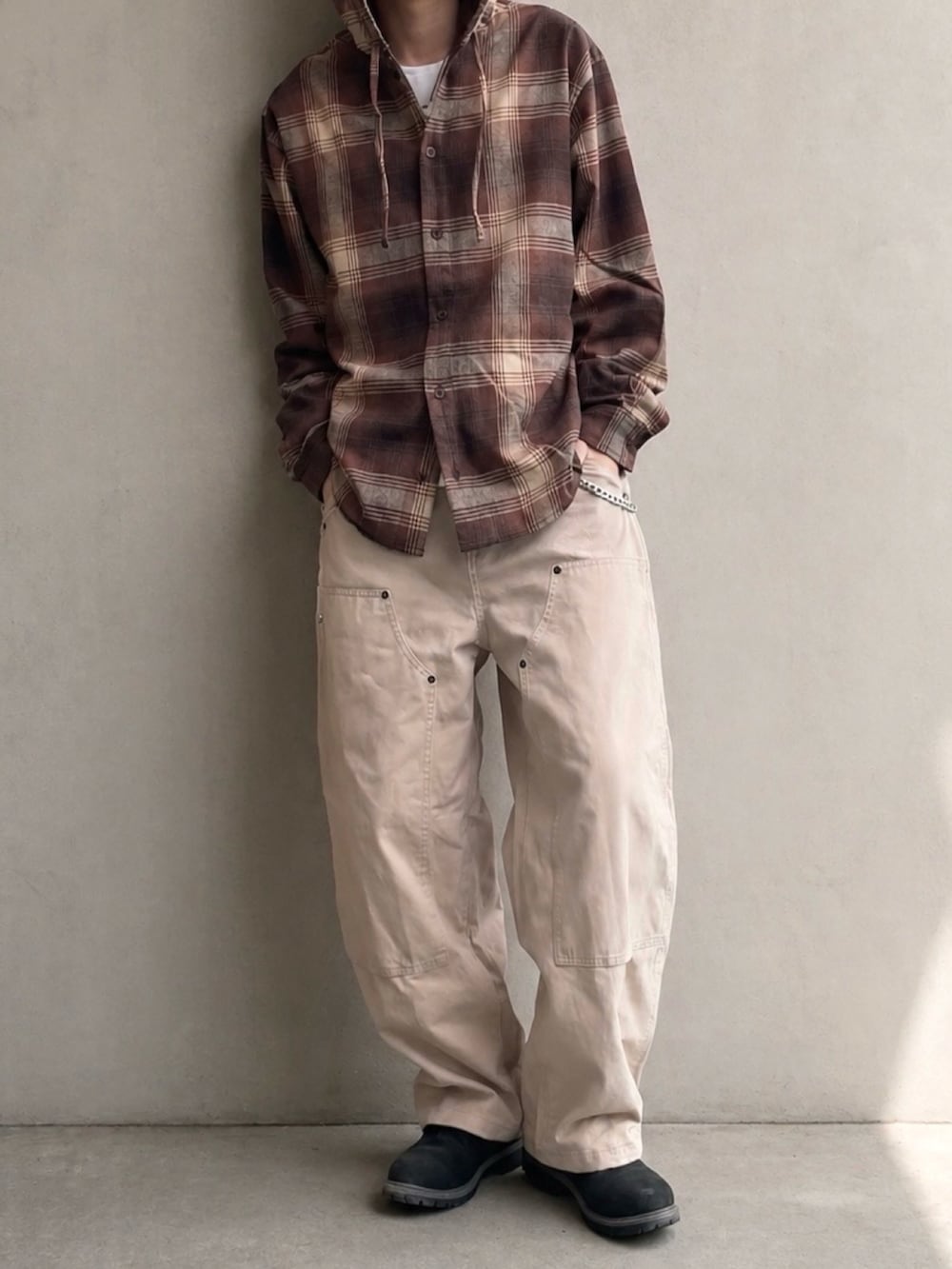 ベージュ系のその他パンツ、ブラック系のブーツ、ブラウン系のシャツ/ブラウスを着用したメンズの春コーディネートの3枚目の写真
