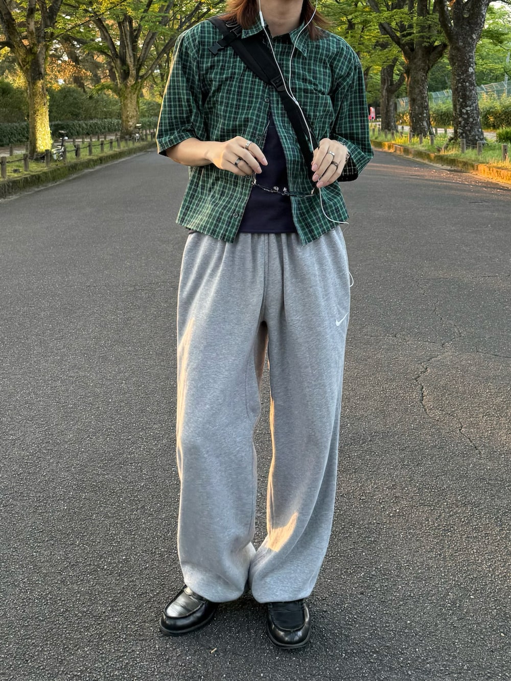 グリーン系のシャツ/ブラウス、ブルー系のTシャツ/カットソー、グレー系のスウェットパンツを着用したメンズの夏コーディネートの5枚目の写真
