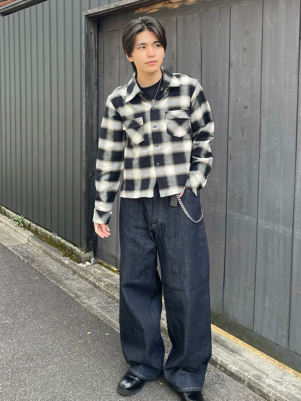 ブルー系のデニムパンツ、ブラック系のシャツ/ブラウス、ブラック系のTシャツ/カットソーを着用したメンズの秋コーディネートの2枚目の写真