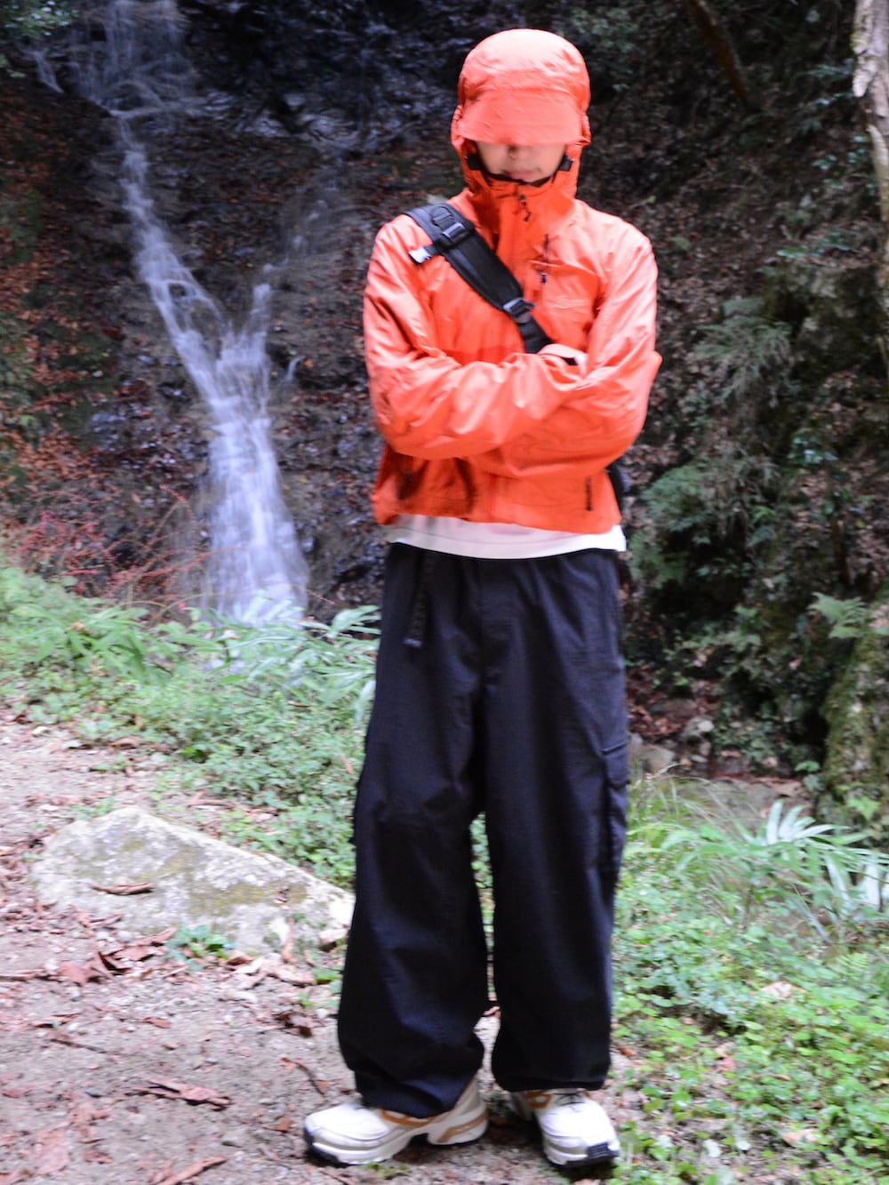 ホワイト系のタンクトップ、ホワイト系のスニーカー、ブラック系のカーゴパンツを着用したメンズの秋コーディネートの2枚目の写真