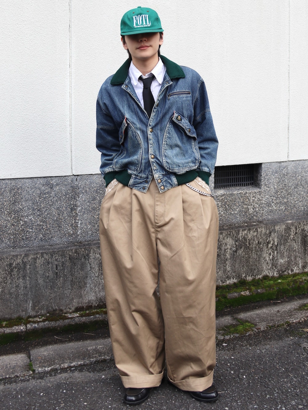 ブラック系のローファー、ベージュ系のチノパンツ、ホワイト系のシャツ/ブラウスを着用したメンズの秋コーディネートの2枚目の写真