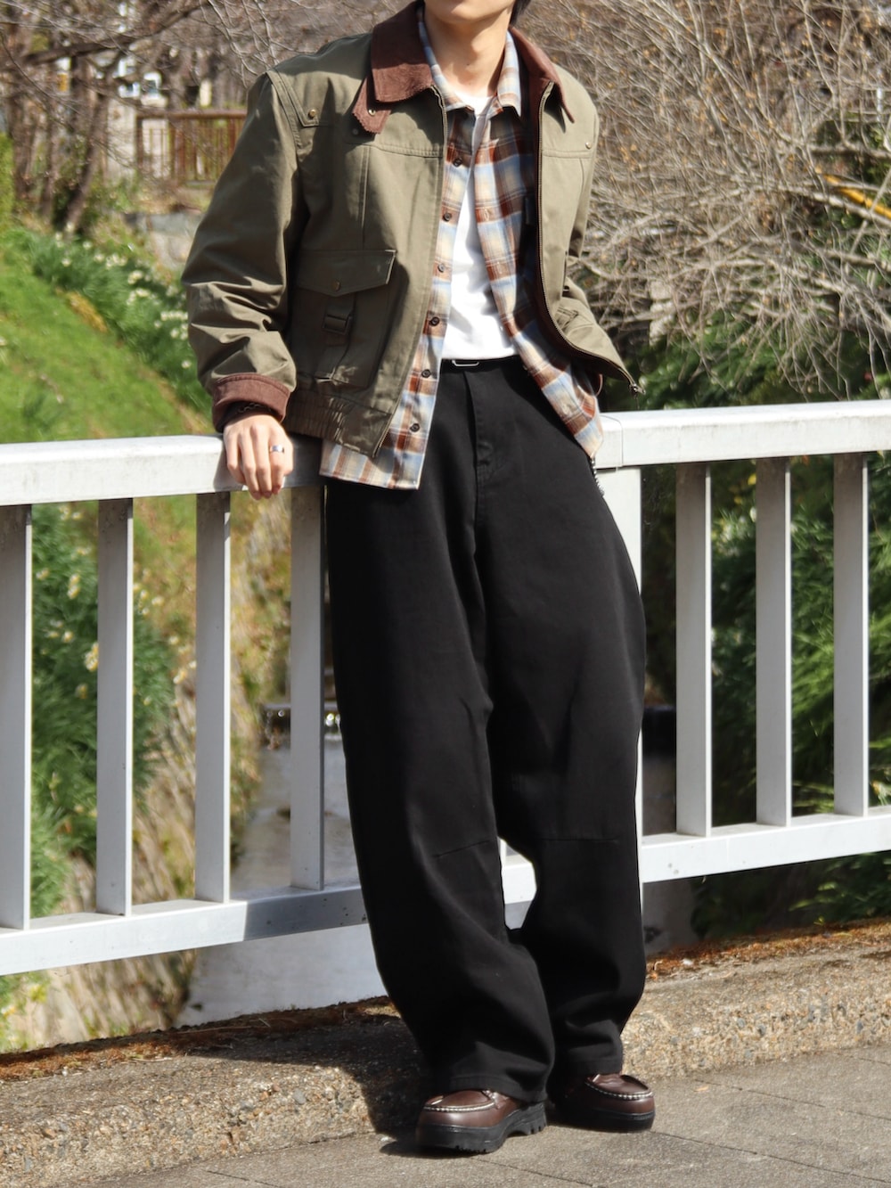 ホワイト系のTシャツ/カットソー、その他のミリタリージャケット、ブルー系のシャツ/ブラウスを着用したメンズの春コーディネートの4枚目の写真