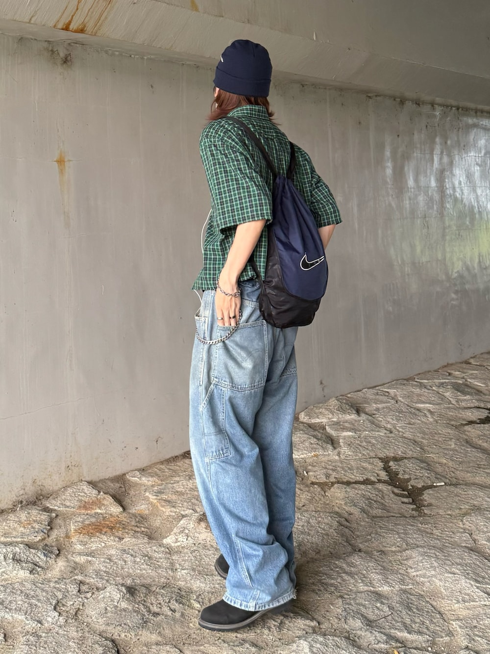グリーン系のシャツ/ブラウス、ホワイト系のTシャツ/カットソー、ブルー系のデニムパンツを着用したメンズの夏コーディネートの4枚目の写真