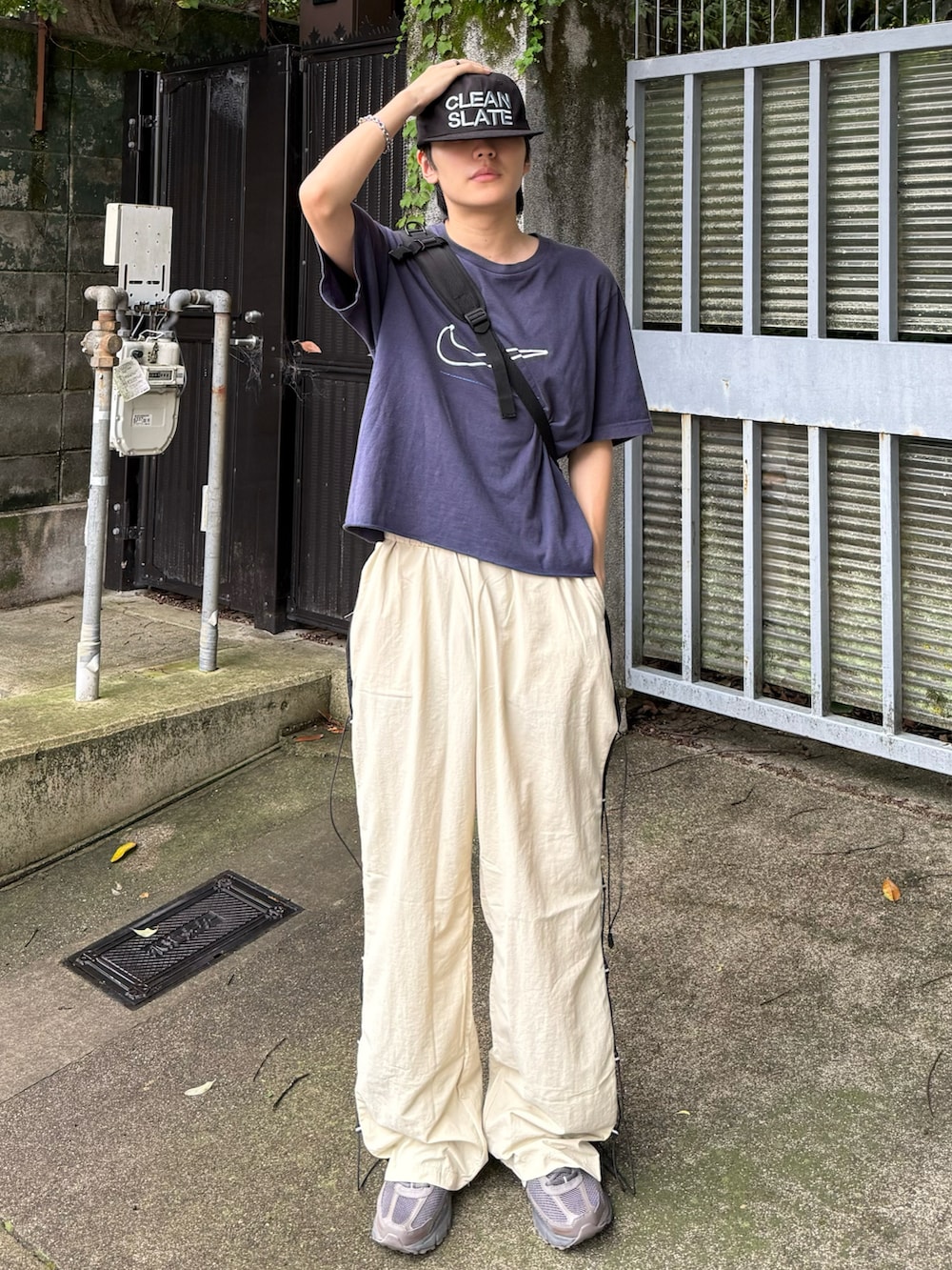グレー系のスニーカー、ベージュ系のその他パンツ、ブルー系のTシャツ/カットソーを着用したメンズの夏コーディネートの2枚目の写真