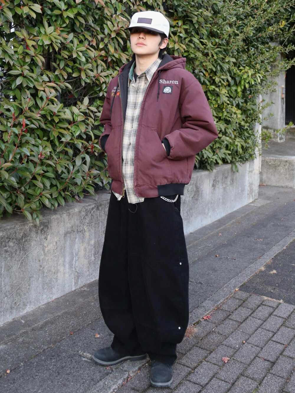 その他のその他パンツ、ブラック系のブーツ、イエロー系のシャツ/ブラウスを着用したメンズの冬コーディネートの2枚目の写真