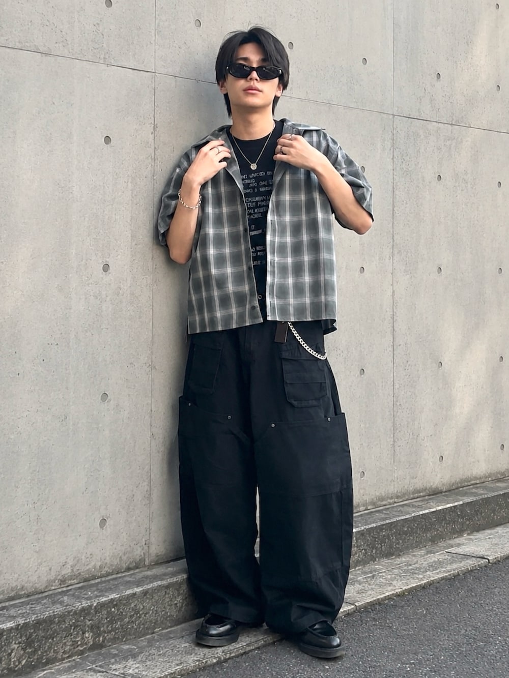 グリーン系のシャツ/ブラウス、その他のTシャツ/カットソー、グリーン系のカーゴパンツを着用したメンズの夏コーディネートの2枚目の写真
