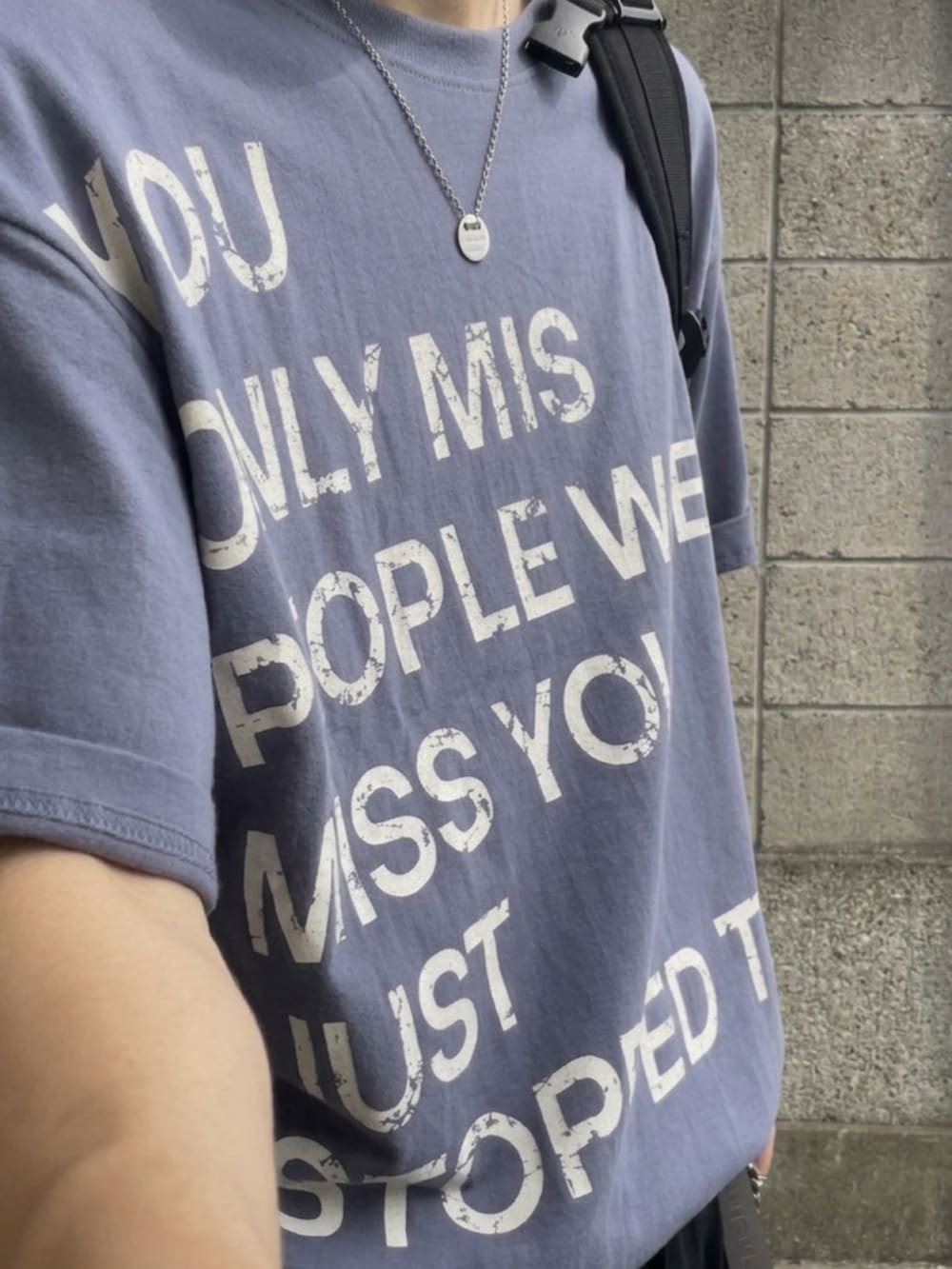 グレー系のスニーカー、ブルー系のTシャツ/カットソー、グリーン系のカーゴパンツを着用したメンズの夏コーディネートの5枚目の写真