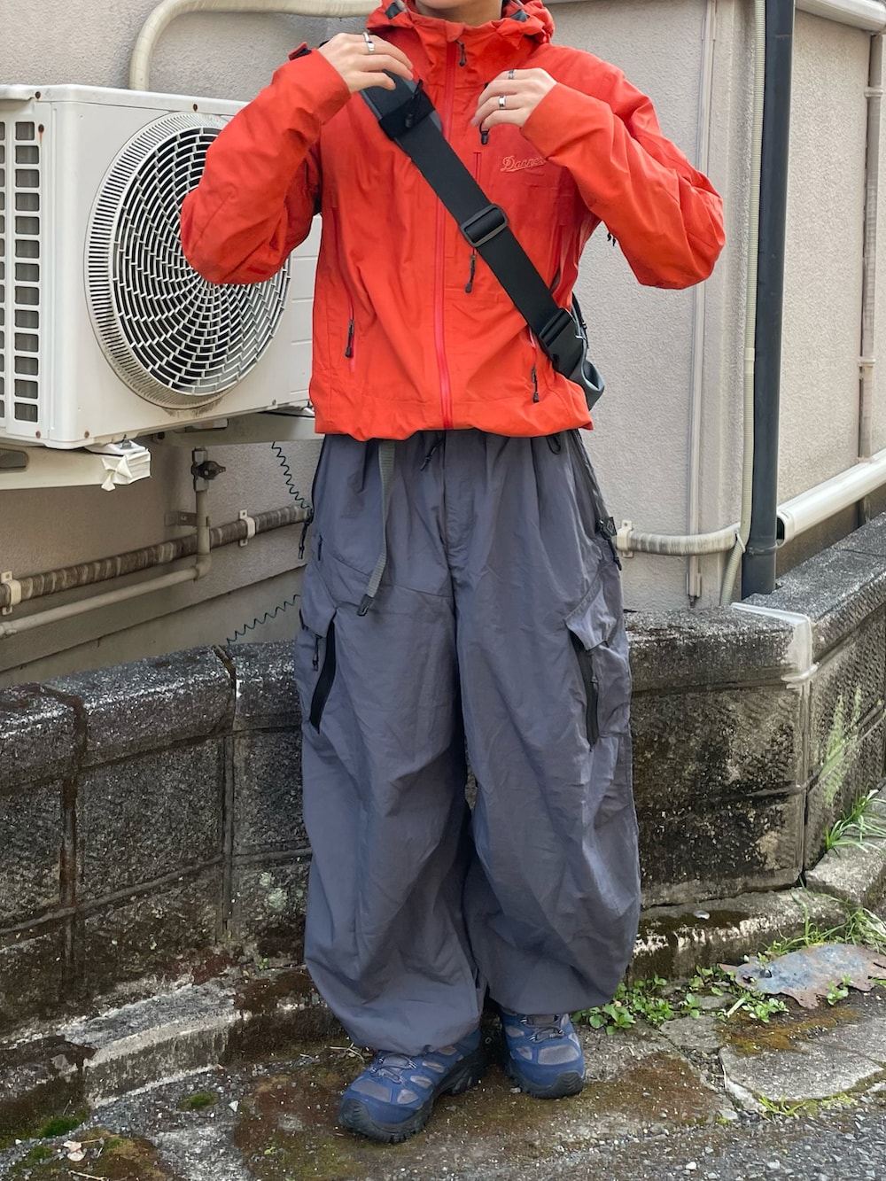 グレー系のスニーカー、グレー系のカーゴパンツ、グレー系のショルダーバッグを着用したメンズの冬コーディネートの3枚目の写真