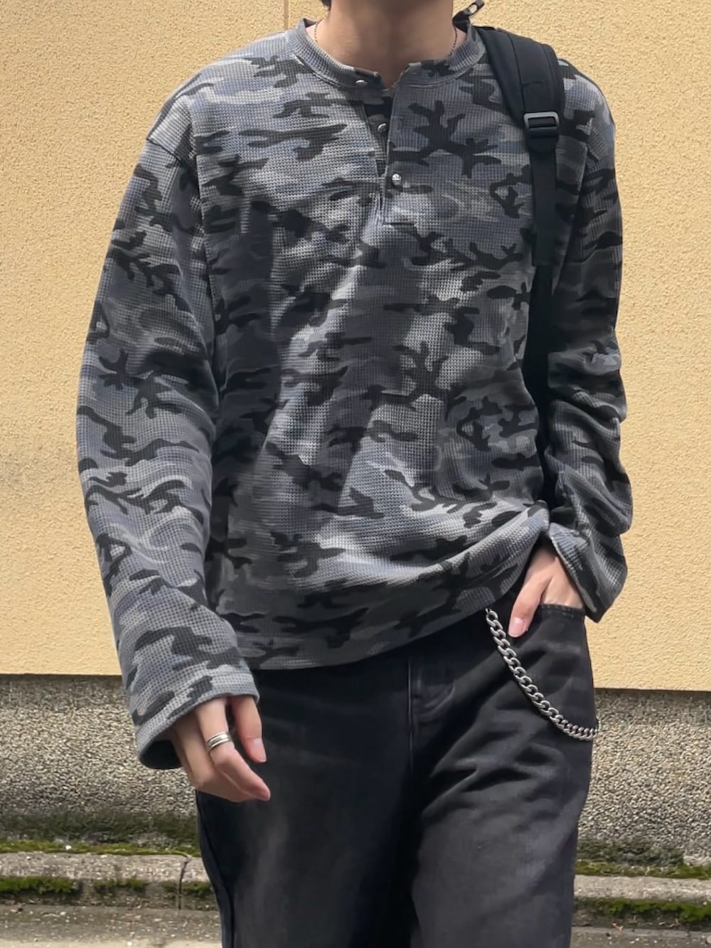 グレー系のTシャツ/カットソー、グレー系のスニーカー、その他のメッセンジャーバッグを着用したメンズの春コーディネートの3枚目の写真