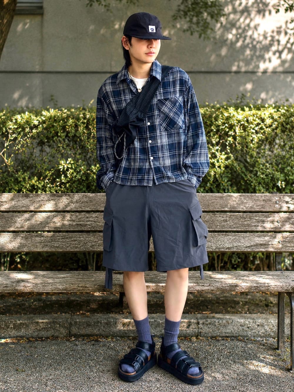 ブラック系のサンダル、ブルー系のシャツ/ブラウス、グレー系のその他パンツを着用したメンズの春コーディネートの2枚目の写真