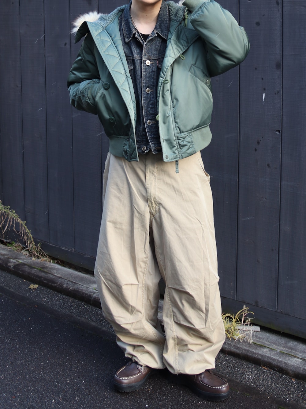 ベージュ系のカーゴパンツ、ブラウン系のブーツ、ブラック系のデニムジャケットを着用したメンズの冬コーディネートの4枚目の写真