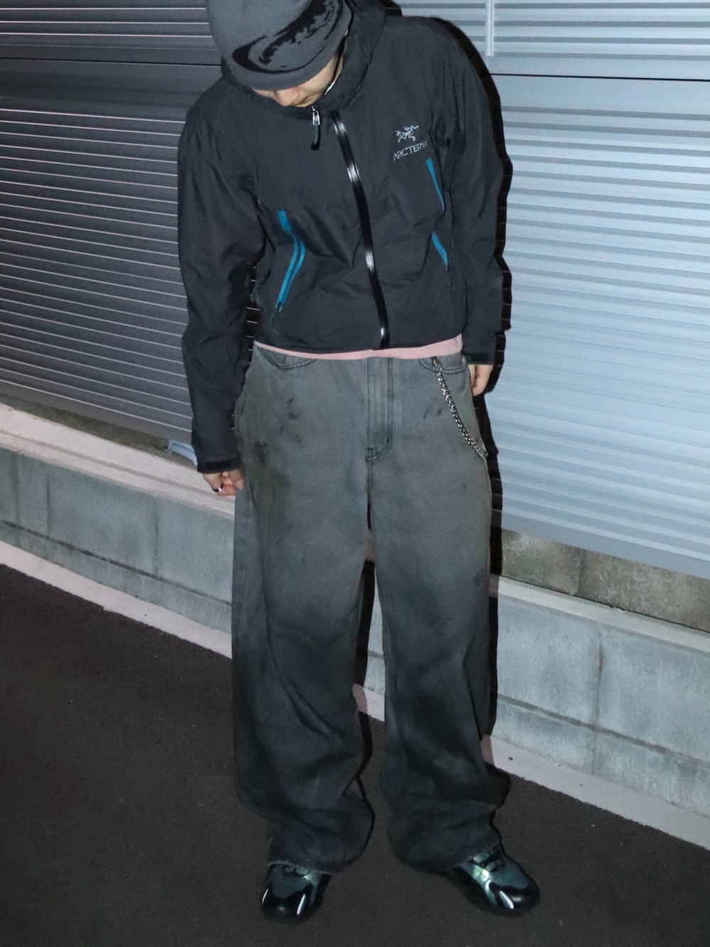 その他のデニムパンツ、ピンク系のTシャツ/カットソー、ブラック系のスニーカーを着用したメンズの冬コーディネートの3枚目の写真