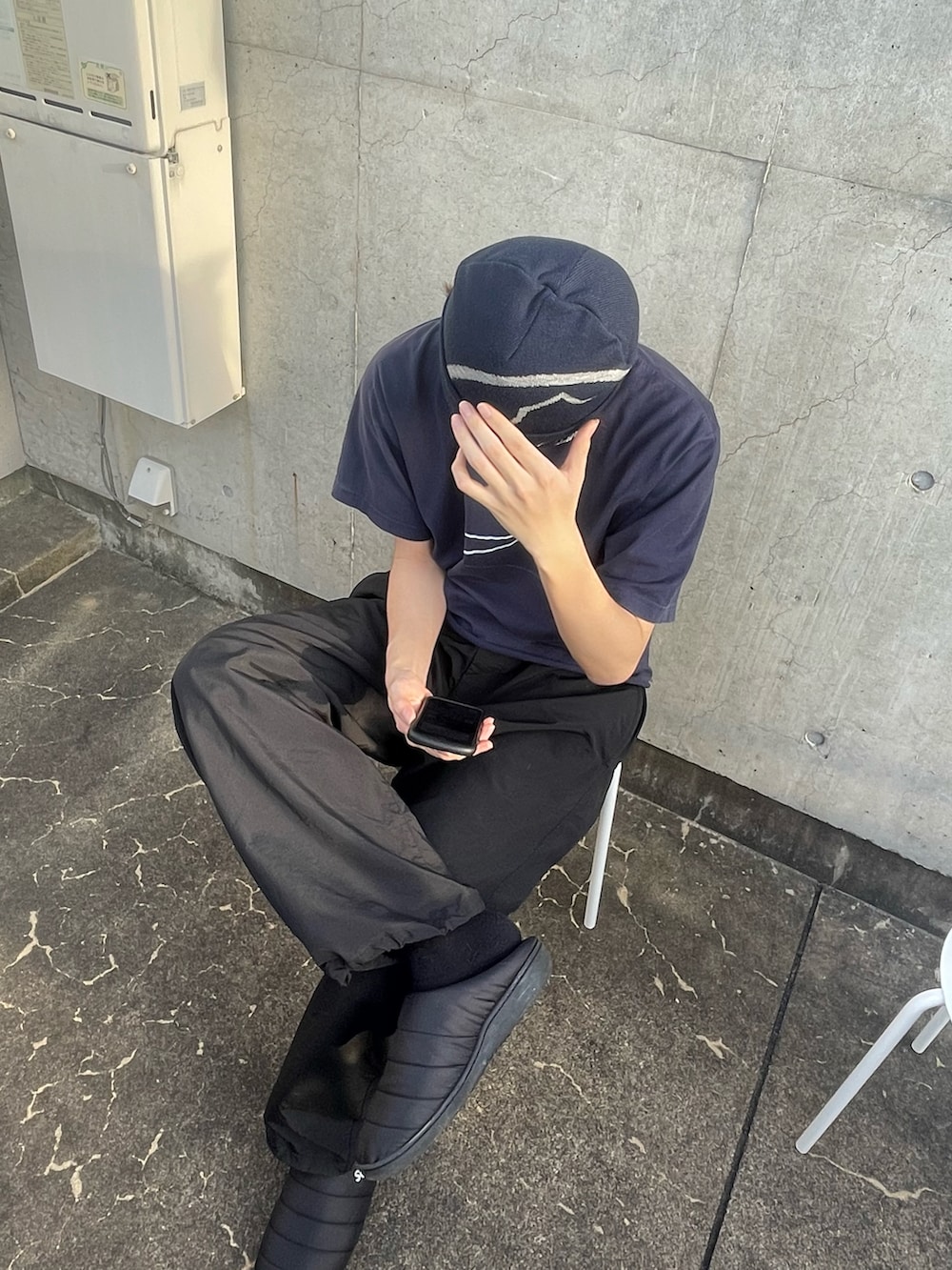 ブルー系のTシャツ/カットソー、ブルー系のニットキャップ/ビーニーを着用したメンズの春コーディネートの2枚目の写真