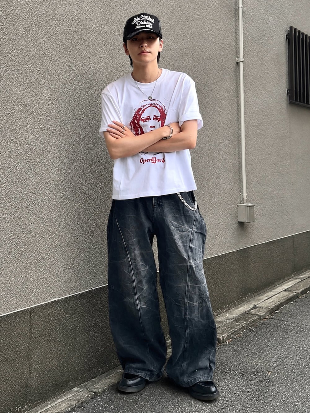 グレー系のデニムパンツ、ブラック系のローファー、ホワイト系のTシャツ/カットソーを着用したメンズの夏コーディネートの3枚目の写真
