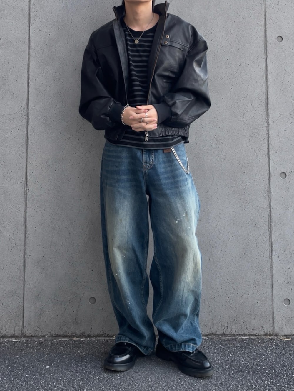 その他のライダースジャケット、ブラック系のローファー、その他のTシャツ/カットソーを着用したメンズの秋コーディネートの4枚目の写真