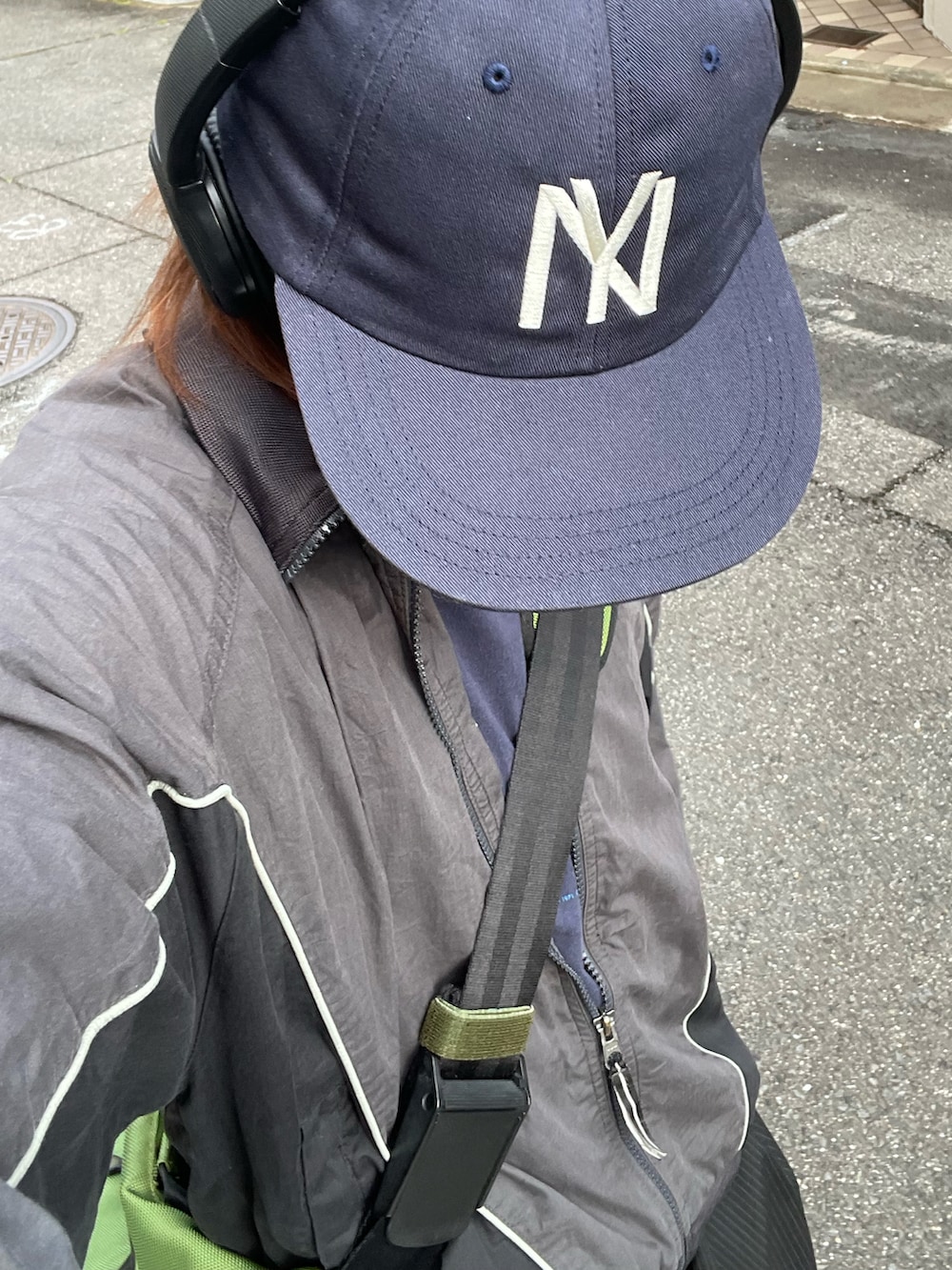 「レイヤードスタイル、モノトーン、キャップ、ネイビー、Tシャツ、ナイロンジャケット、NIKE、白スニーカー、エアフォースワン、スラックス、モノトーンコーデ、古着MIX、ストリート、きれいめカジュアル、デートコーデ」｜「Cooperstown Ball Capの【COOPERS TOWN BALL CAP】LOGO CAP キャップ（キャップ、ブルー系）」を使った、''r_e_n"さん（メンズ・167cm）の夏コーディネートの4枚目の写真