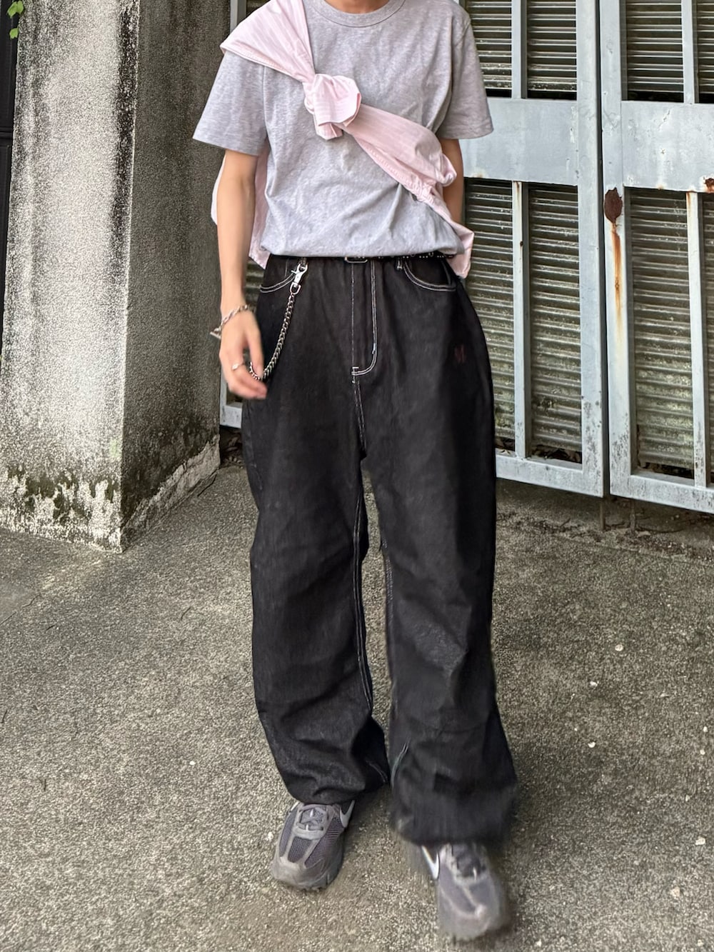 グレー系のスニーカー、グレー系のTシャツ/カットソー、ピンク系のシャツ/ブラウスを着用したメンズの夏コーディネートの3枚目の写真