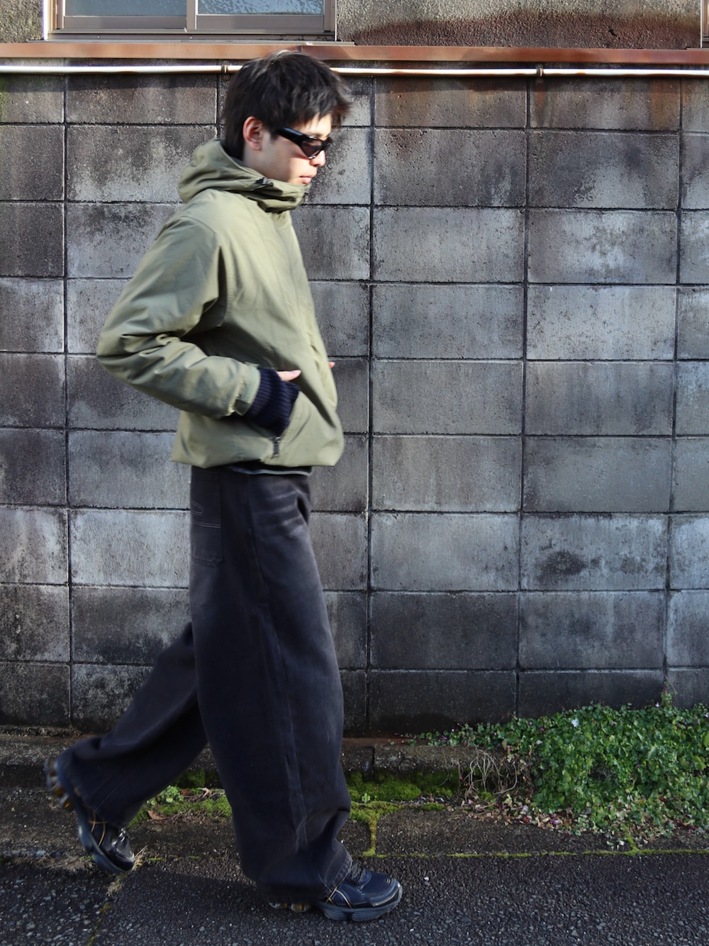 その他のTシャツ/カットソー、グリーン系のナイロンジャケット、ブラック系のスニーカーを着用したメンズの冬コーディネートの3枚目の写真