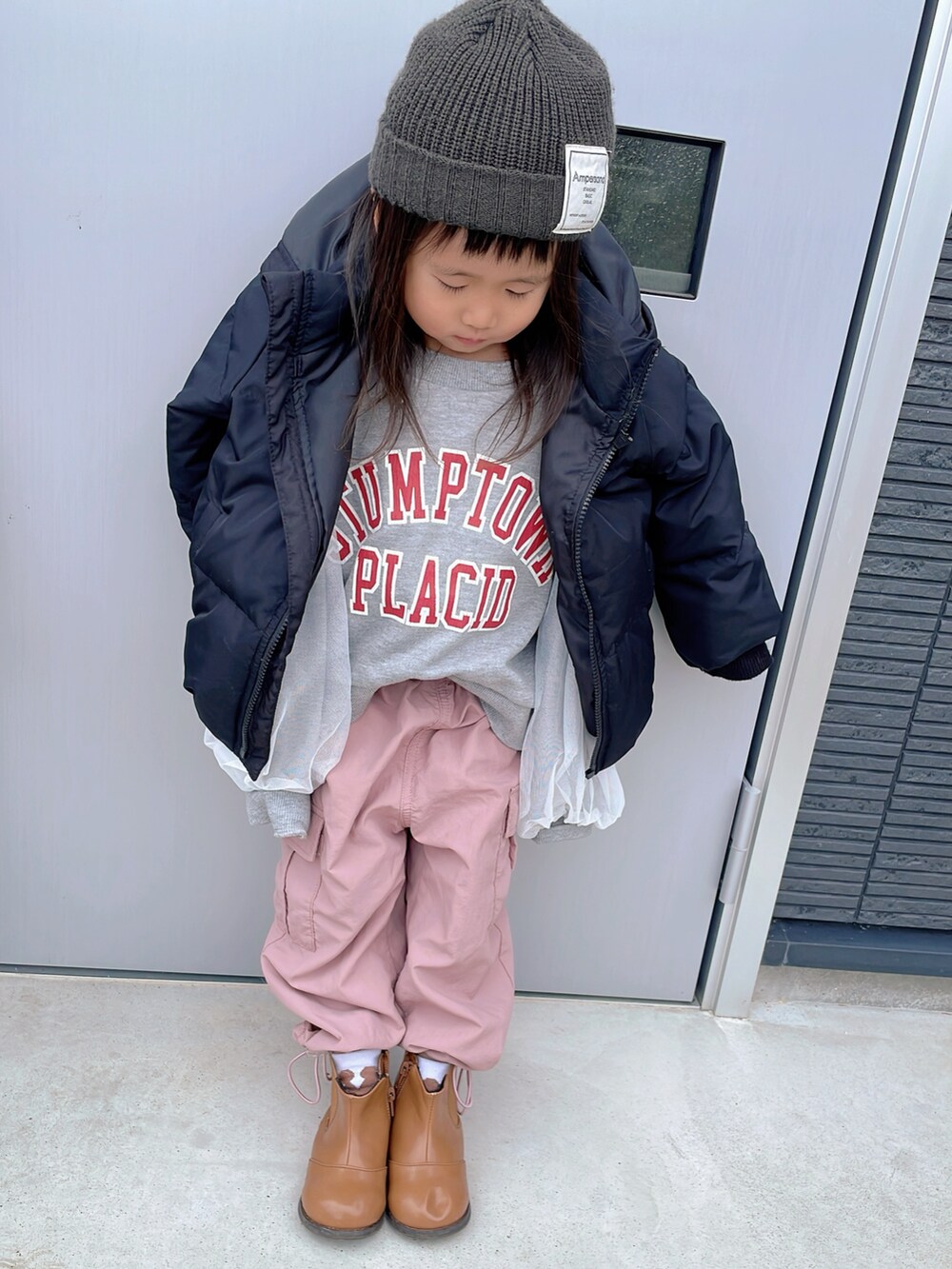 グレー系のスウェット、ピンク系のカーゴパンツ、ブラウン系のスニーカーを着用したキッズの冬コーディネートの2枚目の写真