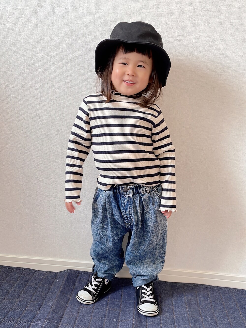 ホワイト系のカーディガン/ボレロ、ブルー系のTシャツ/カットソー、ブラック系のスニーカーを着用したキッズの春コーディネートの3枚目の写真