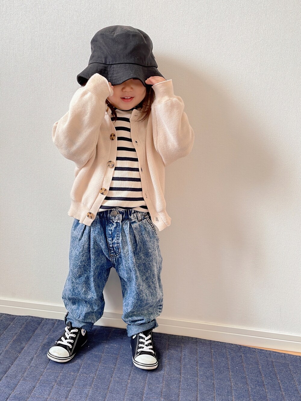 ホワイト系のカーディガン/ボレロ、ブルー系のTシャツ/カットソー、ブラック系のスニーカーを着用したキッズの春コーディネートの2枚目の写真