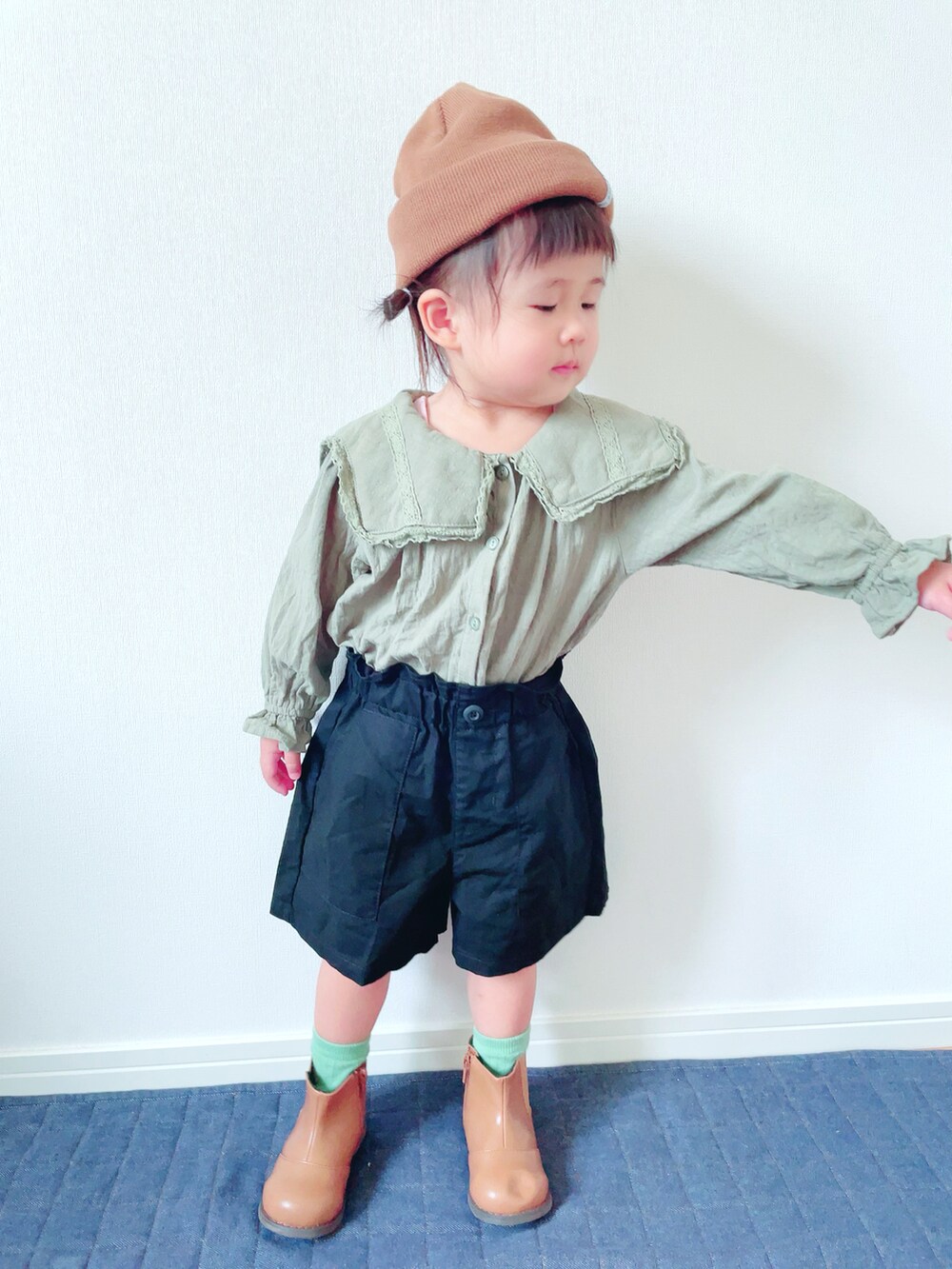 グリーン系のシャツ/ブラウス、ブラック系のパンツ、ブラウン系のスニーカーを着用したキッズの秋コーディネートの2枚目の写真