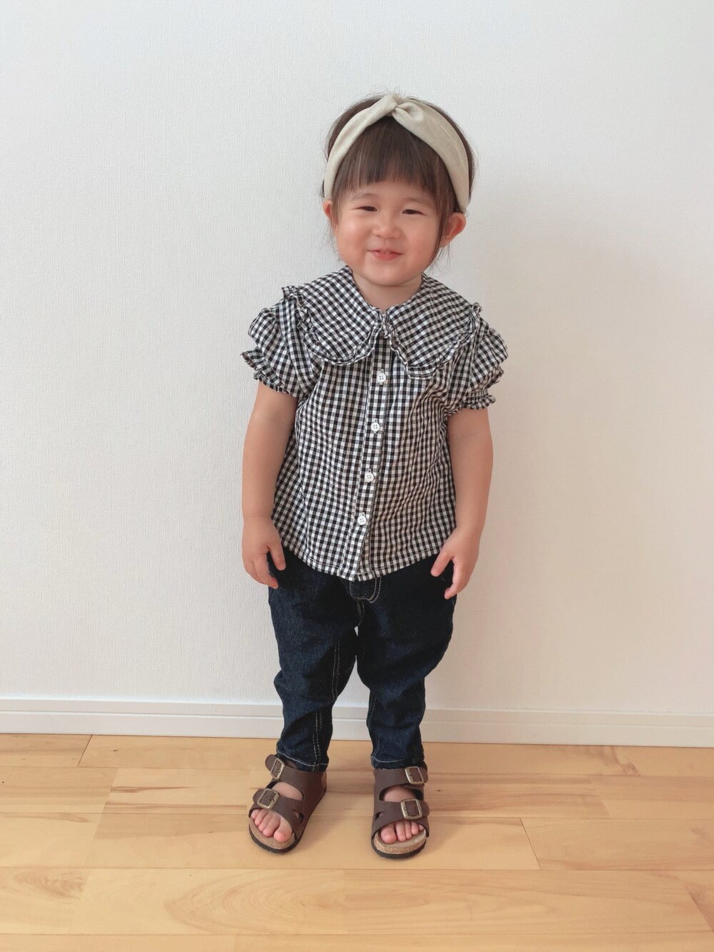 ブラック系のシャツ/ブラウス、ブルー系のデニムパンツ、ブラウン系のサンダルを着用したキッズの夏コーディネートの2枚目の写真