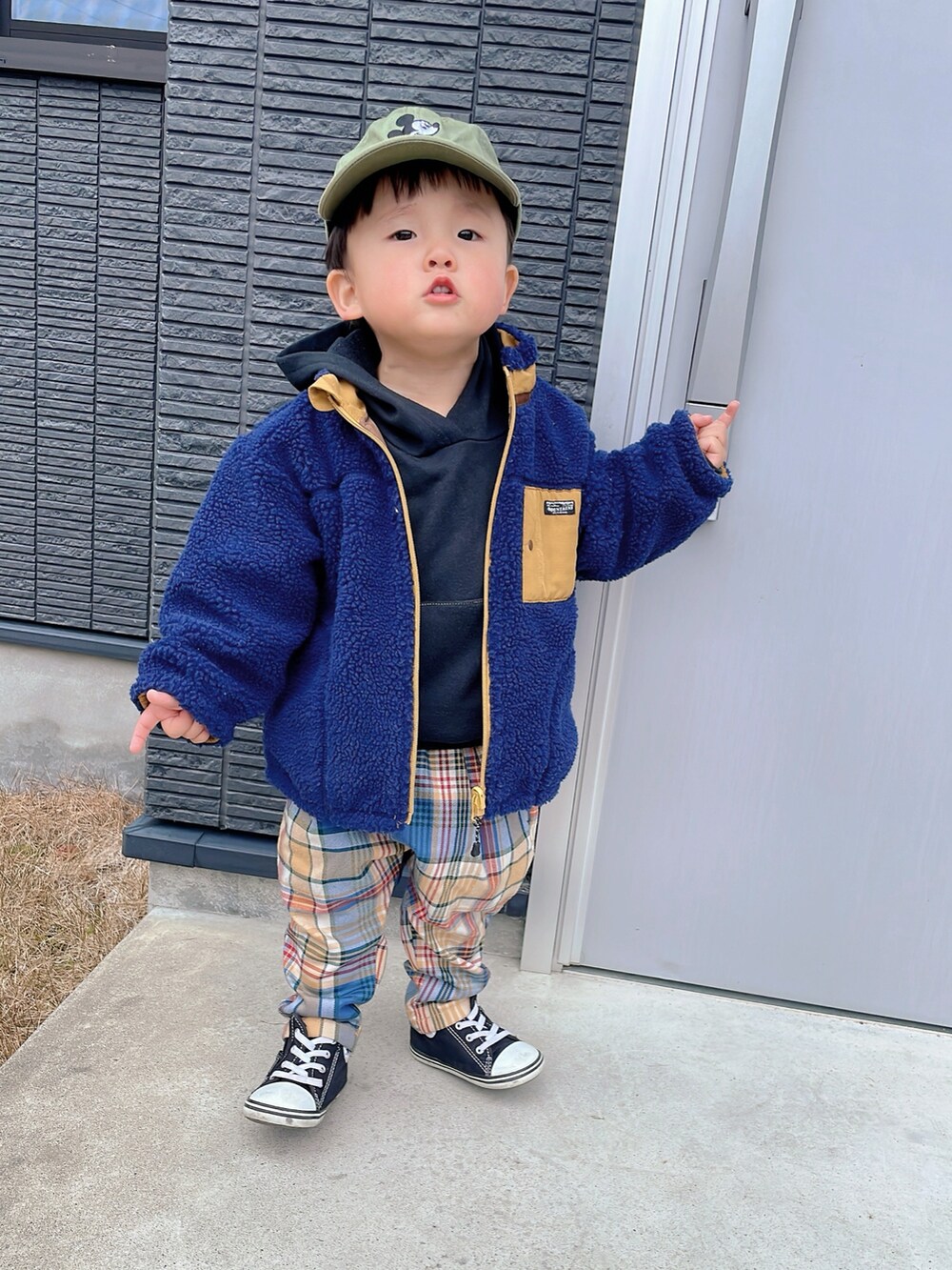 ホワイト系のダウンジャケット/コート、ブラック系のパーカー、その他のその他パンツを着用したキッズの冬コーディネートの2枚目の写真