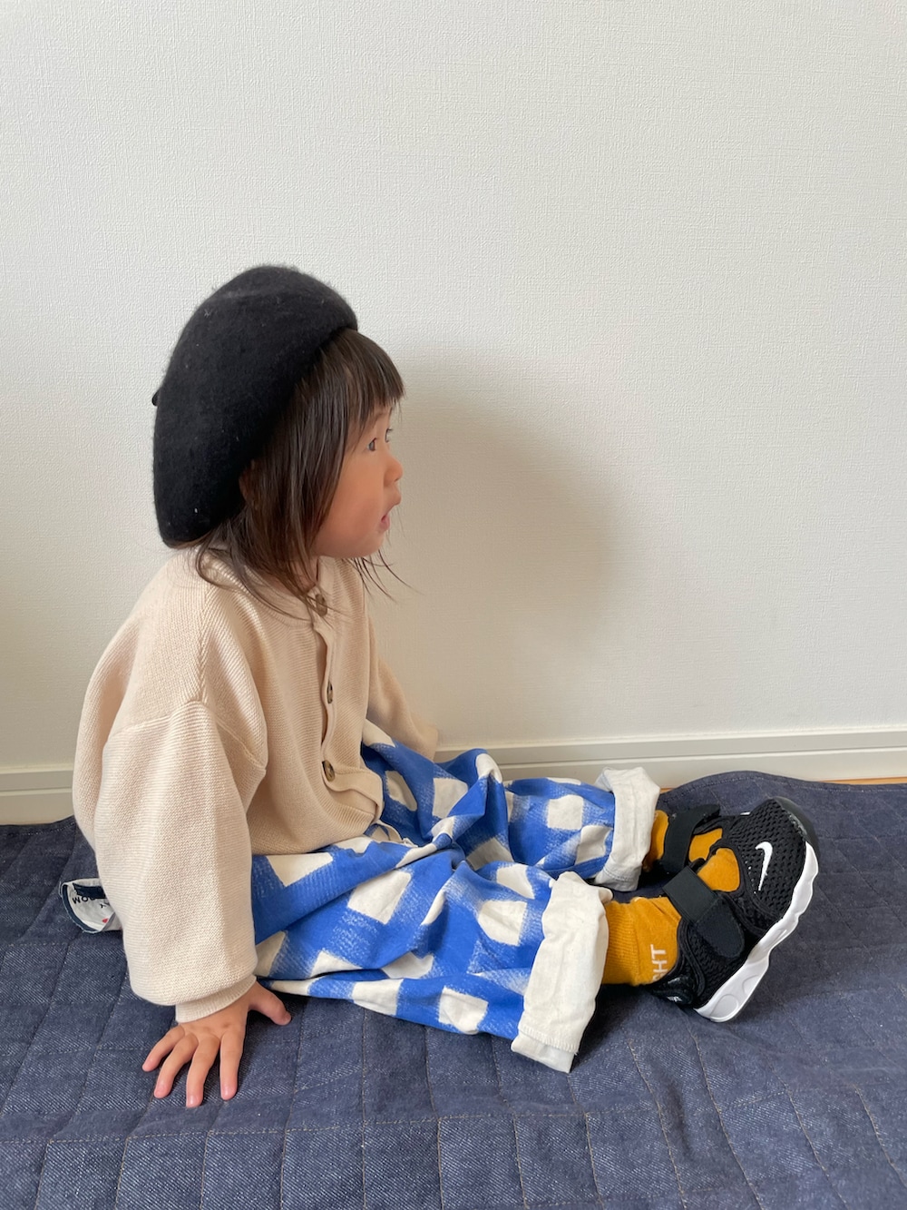 ホワイト系のカーディガン/ボレロ、ブルー系のその他パンツ、ブラック系のスニーカーを着用したキッズの秋コーディネートの3枚目の写真