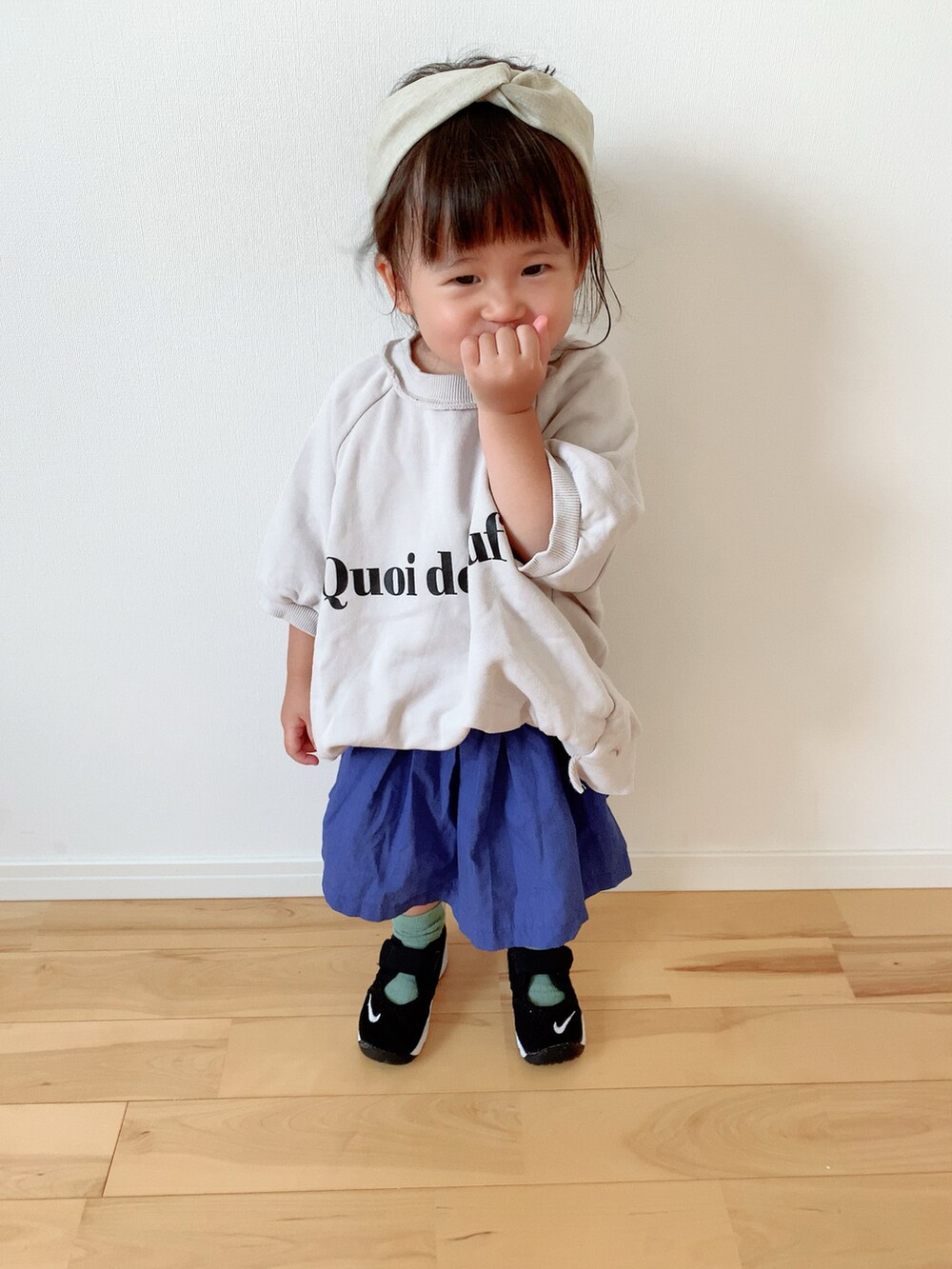 ホワイト系のスウェット、ブラック系のスニーカーを着用したキッズの夏コーディネートの2枚目の写真