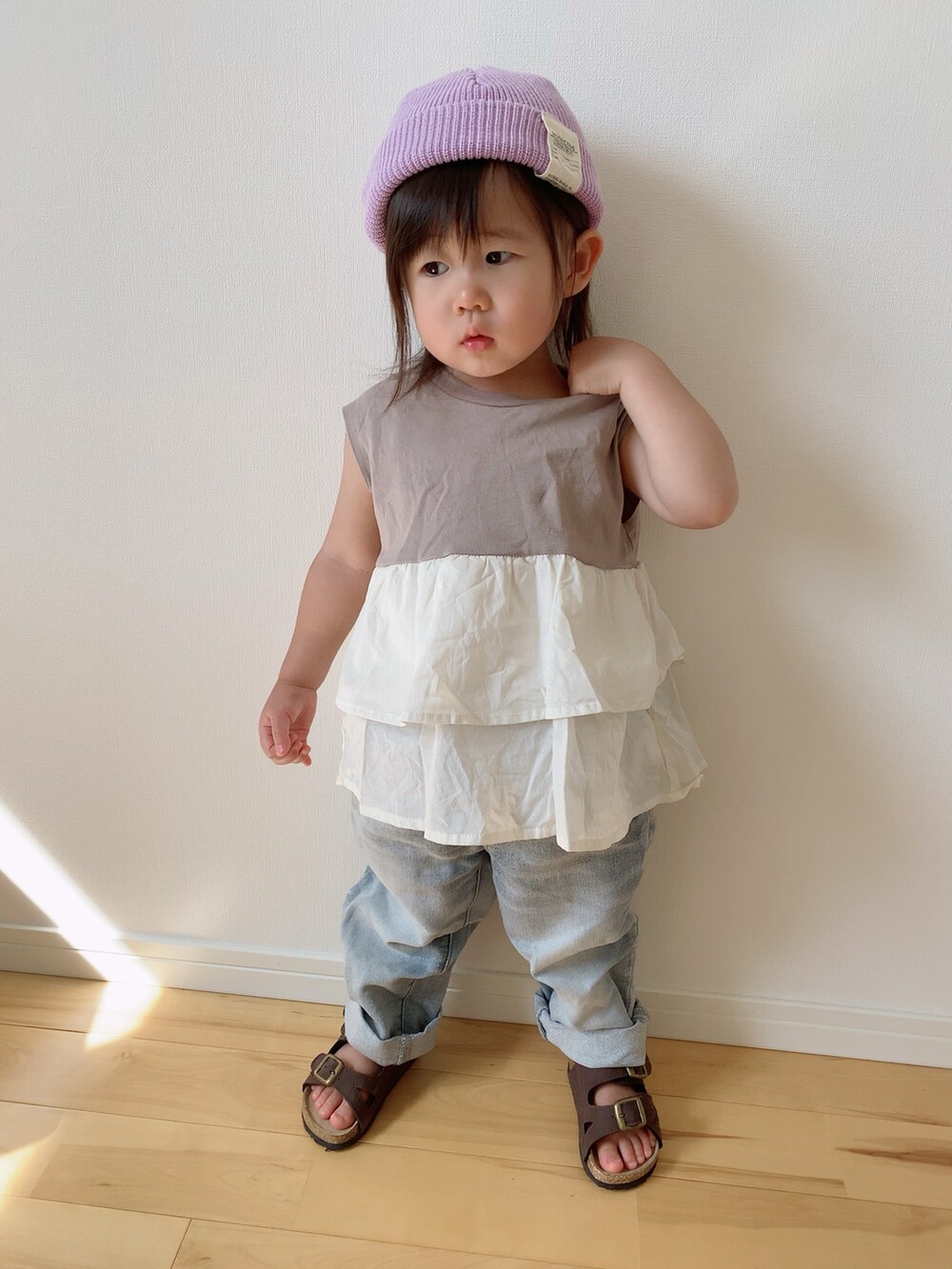 ブラウン系のTシャツ/カットソー、ブルー系のデニムパンツ、ブラウン系のサンダルを着用したキッズの夏コーディネートの3枚目の写真