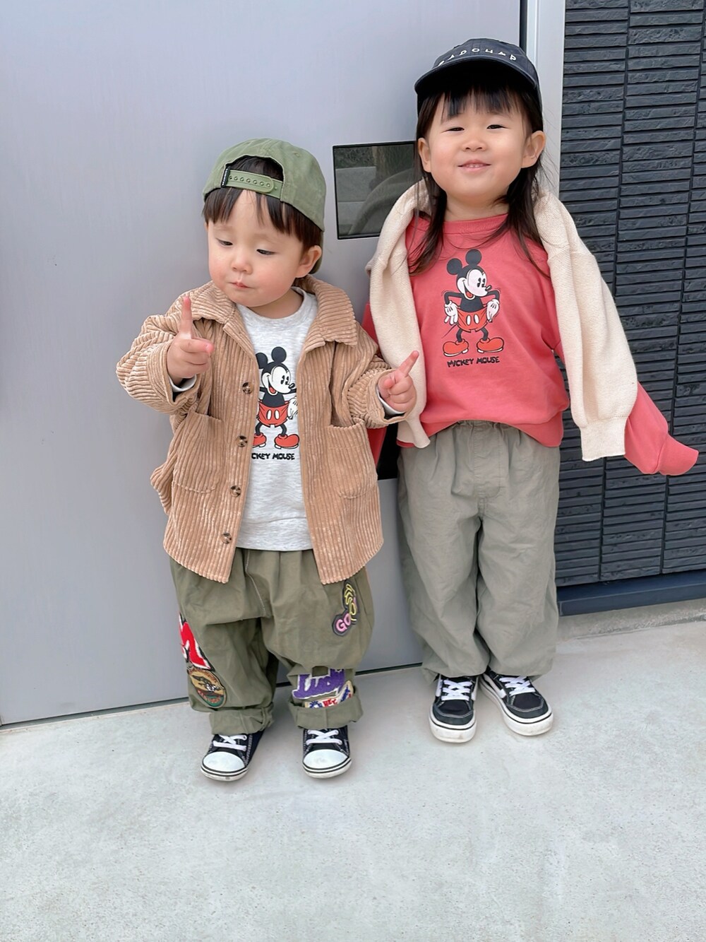 ベージュ系のシャツ/ブラウス、ホワイト系のTシャツ/カットソー、グリーン系のその他パンツを着用したキッズの春コーディネートの2枚目の写真