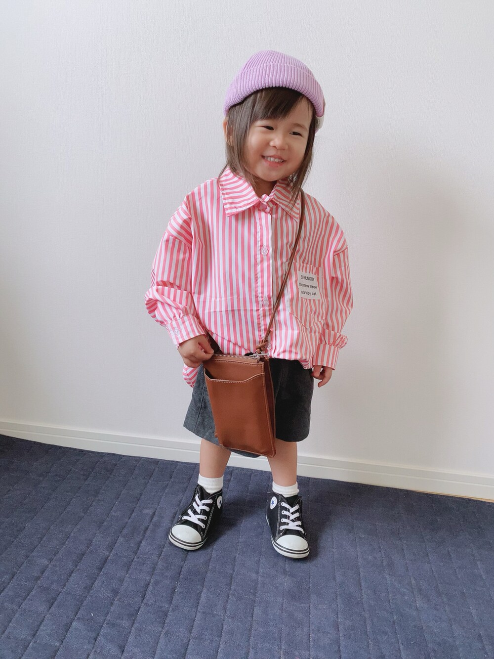 グレー系のその他パンツ、ブラウン系のショルダーバッグ、ブラック系のスニーカーを着用したキッズの秋コーディネートの2枚目の写真